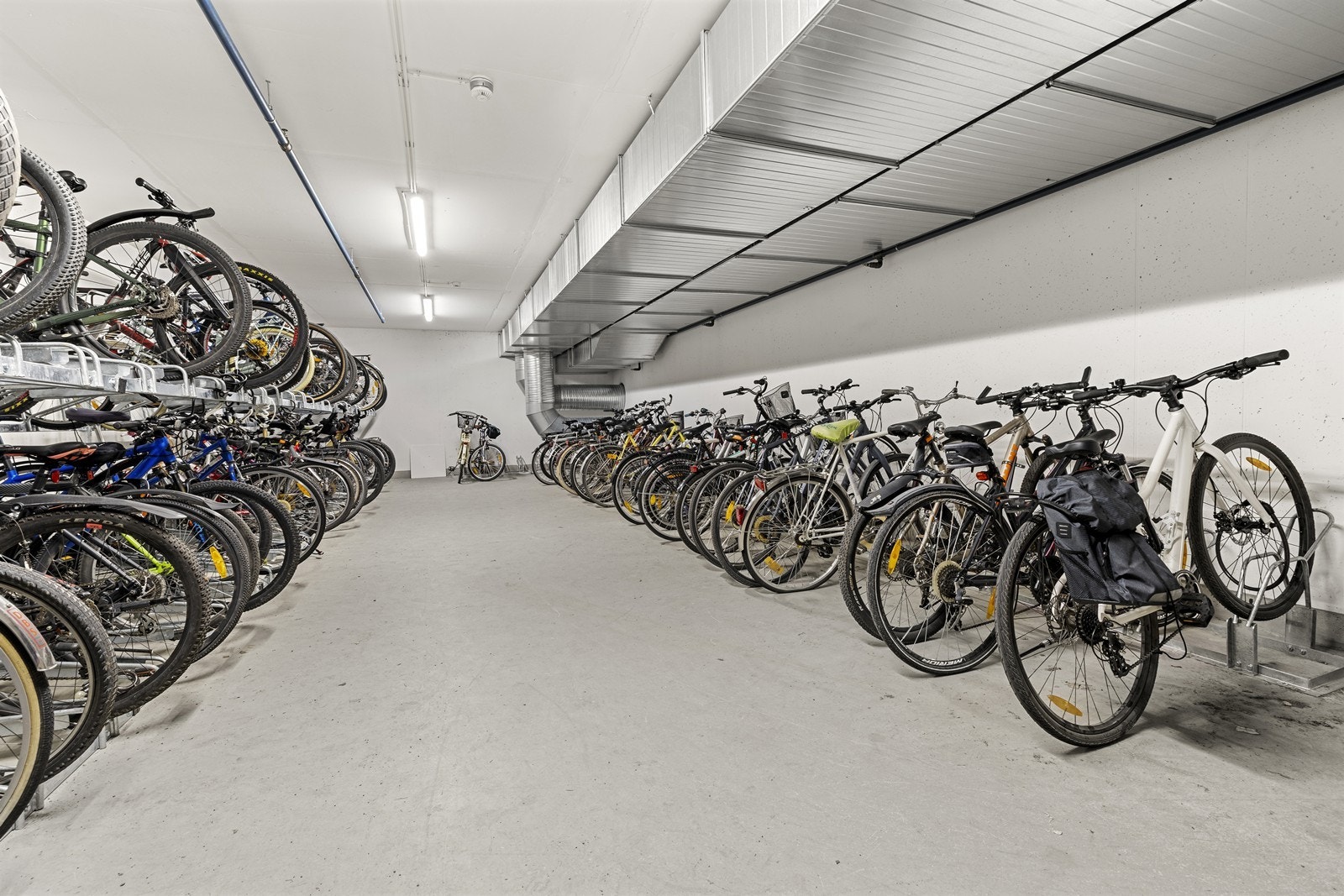 Sameiet har felles sykkelparkering innendørs for trygg oppbevaring. Galleribilde