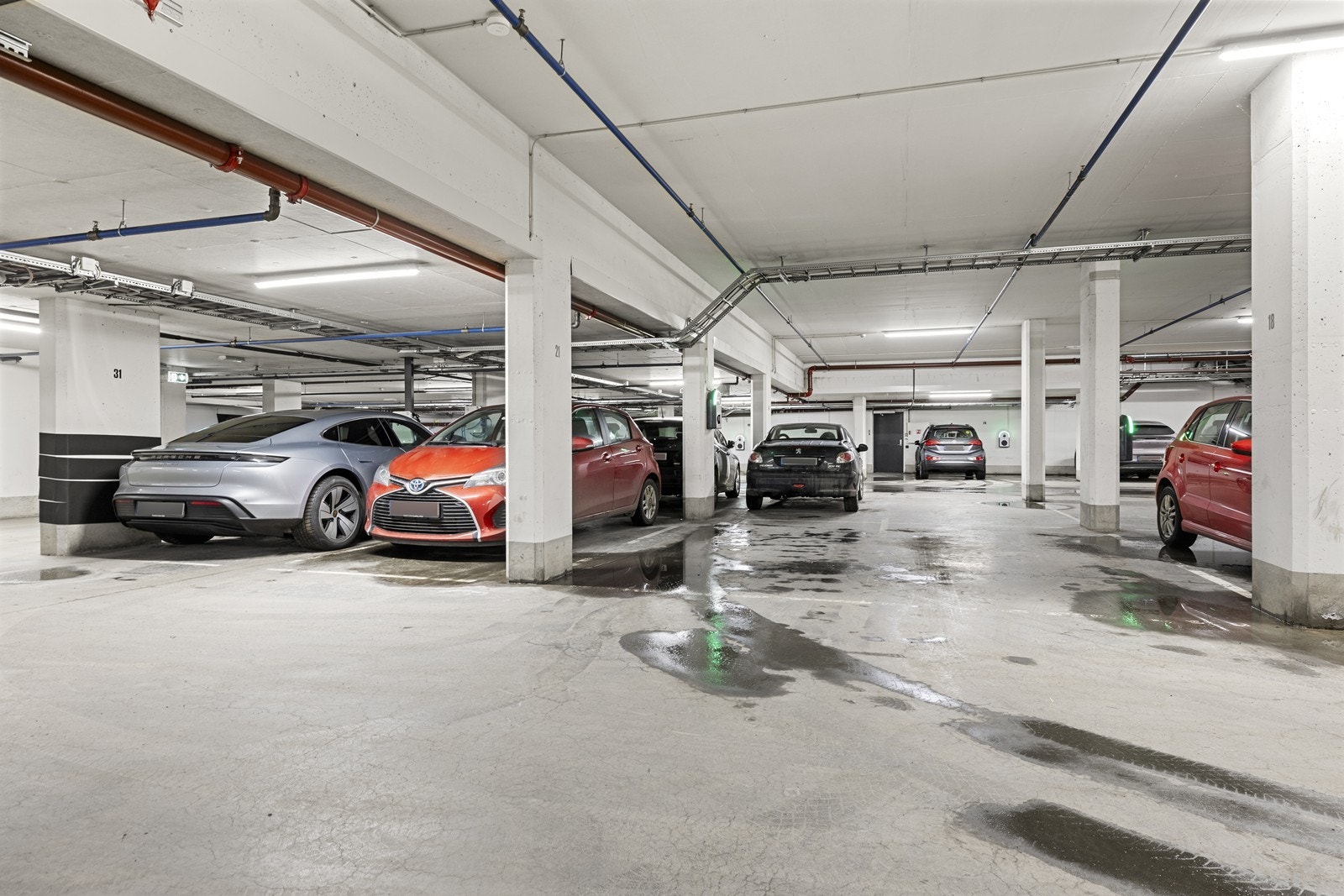 Det medfølger en fast biloppstillingsplass (nr. 21) i felles garasjeanlegg. Galleribilde