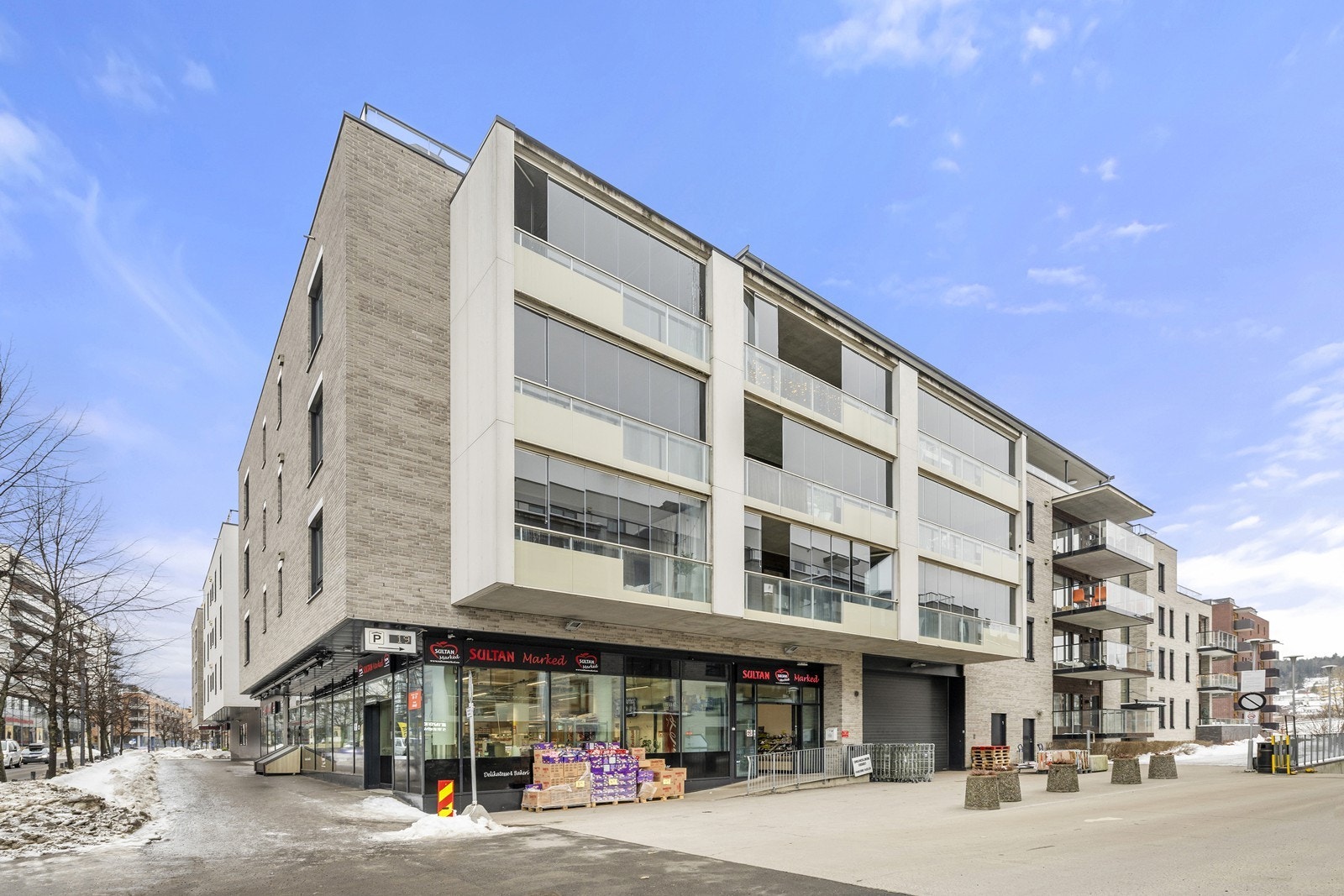 Bygget fra 2018 har en moderne fasade forblendet med teglstein. Galleribilde