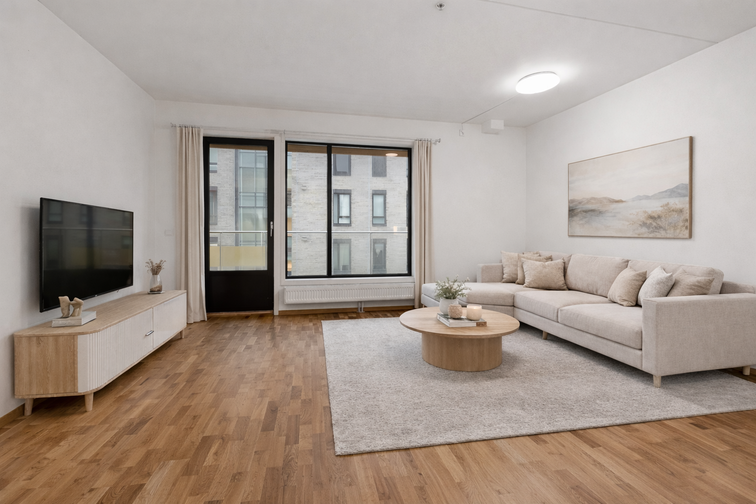 De store vindusflatene slipper inn rikelig med naturlig dagslys. (Bilde er digitalt møblert av AI). Galleribilde