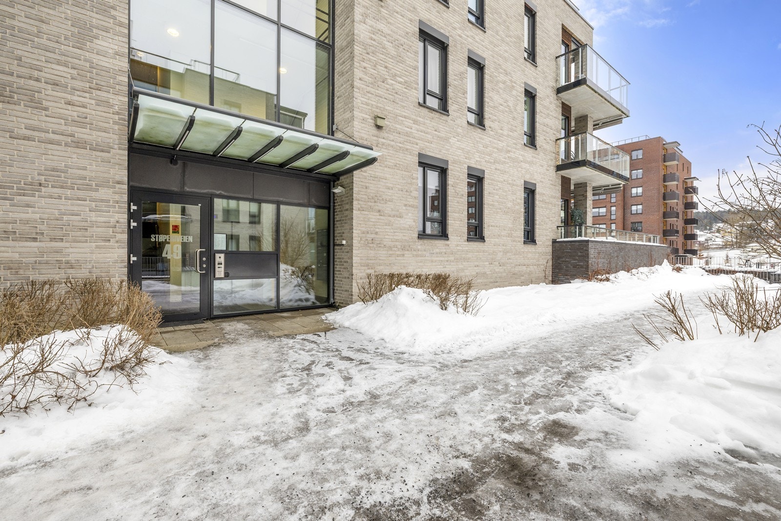 Inngangspartiet er representativt og har et nøkkelbrikkesystem for fellesdører. Galleribilde