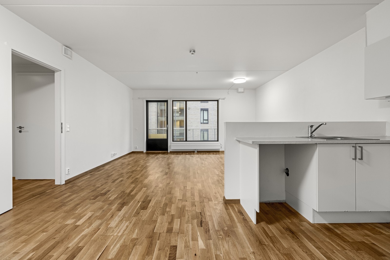 Planløsningen åpner muligheten til å samhandle med gjester under matlagingen. Galleribilde