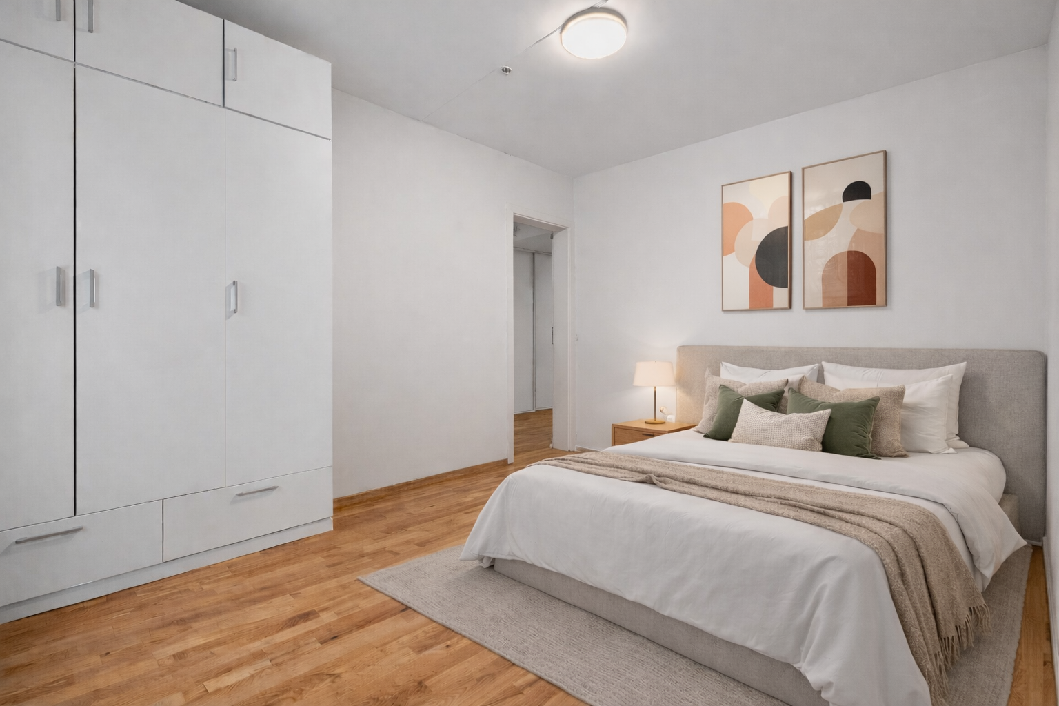 Hovedsoverommet er god plass til dobbeltseng med tilhørende møblement. (Bilde er digitalt møblert av AI). Galleribilde