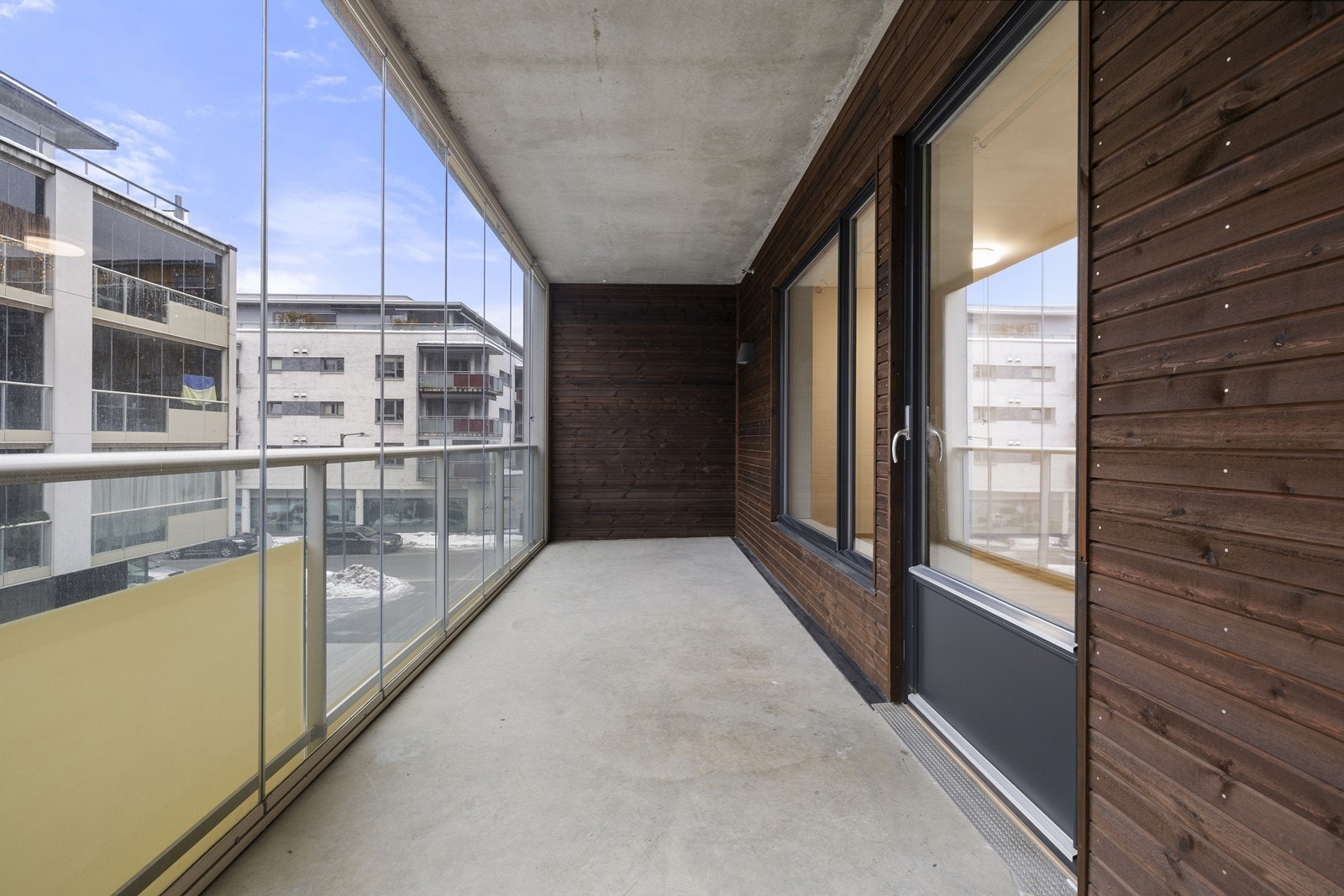 Den overbygde og innglassede balkongen fungerer som en naturlig utvidelse av stuen på sommerhalvåret. Galleribilde