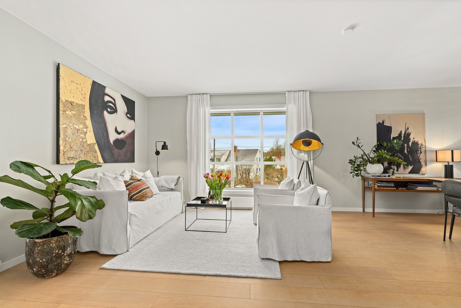 Romslig og lys hovedstue med store vindusflater og behagelig atmosfære. Galleribilde