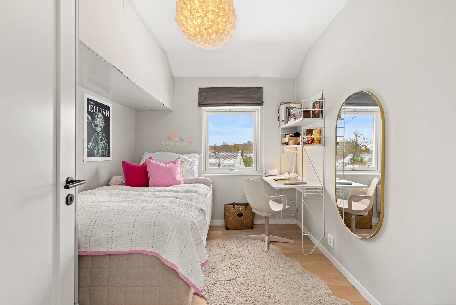 Soverom 2 passer utmerket som barne- og ungdomsrom med god plassbygd skapløsning. Galleribilde