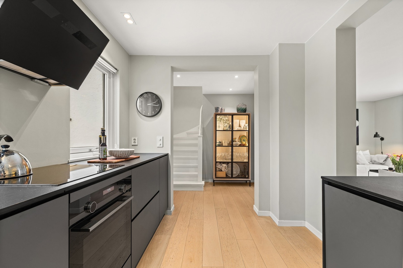 Praktisk og gjennomtenkt planløsning med plass til sosial matlaging. Galleribilde