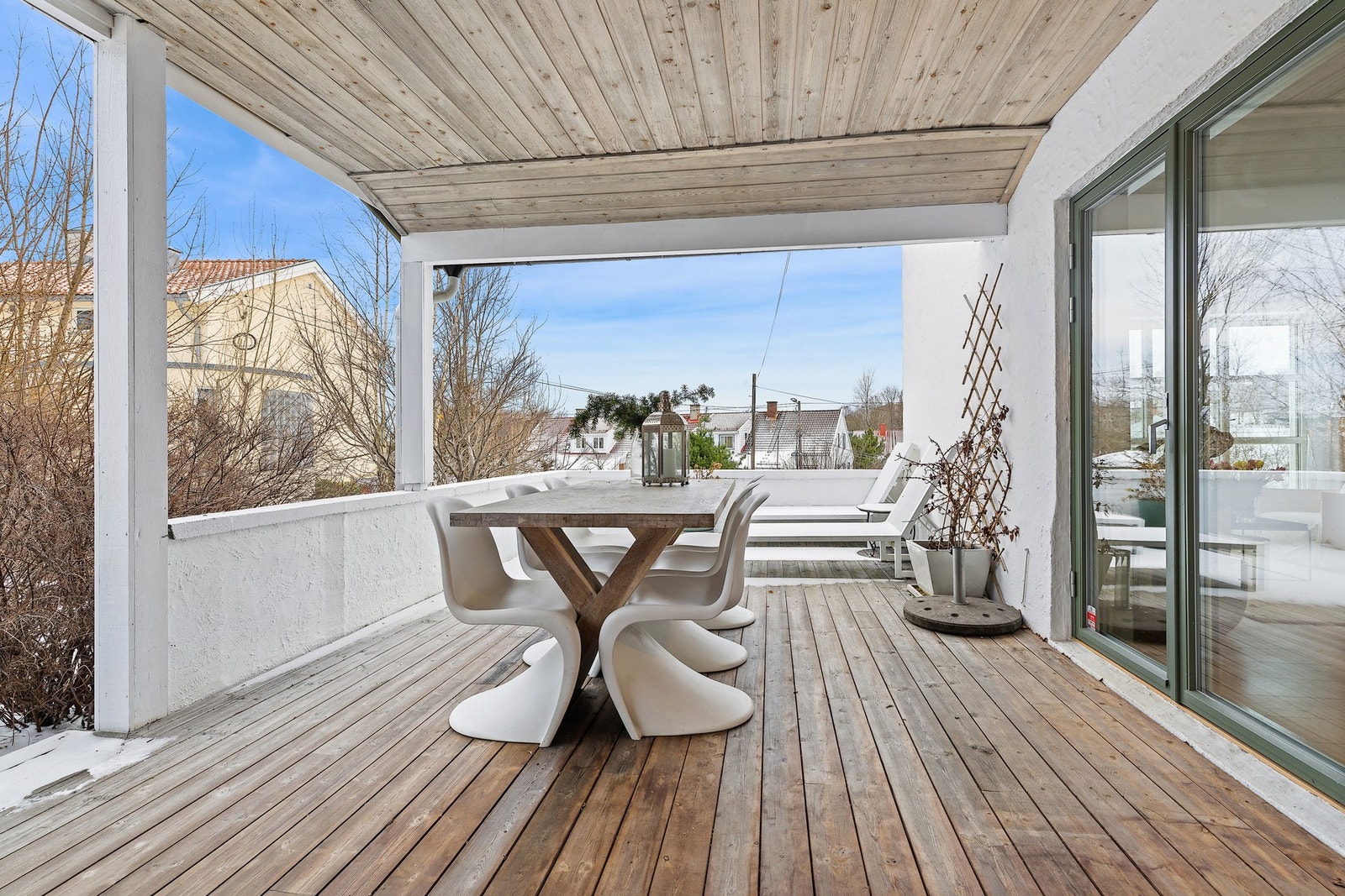 Romslig terrasse med direkte adkomst fra stue og god sammenheng mellom inne- og uterom. Galleribilde