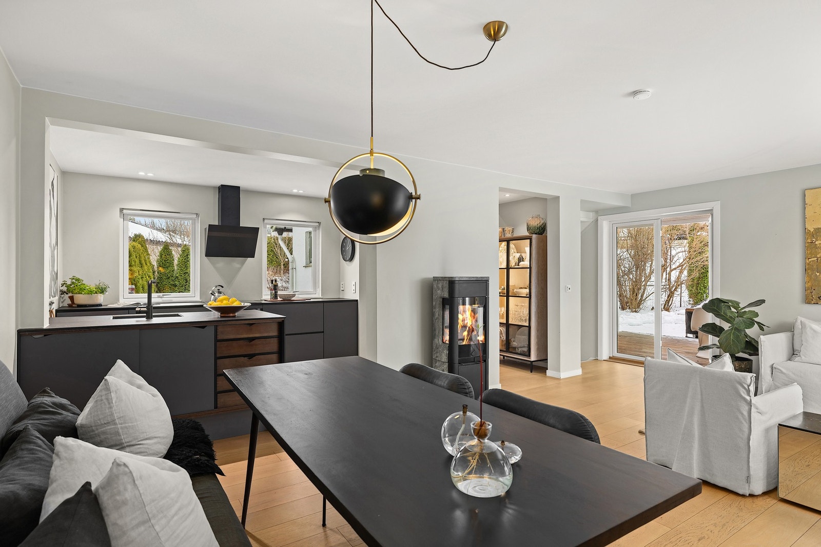 Spiseplass med god flyt mot resten av oppholdsrommet. Galleribilde