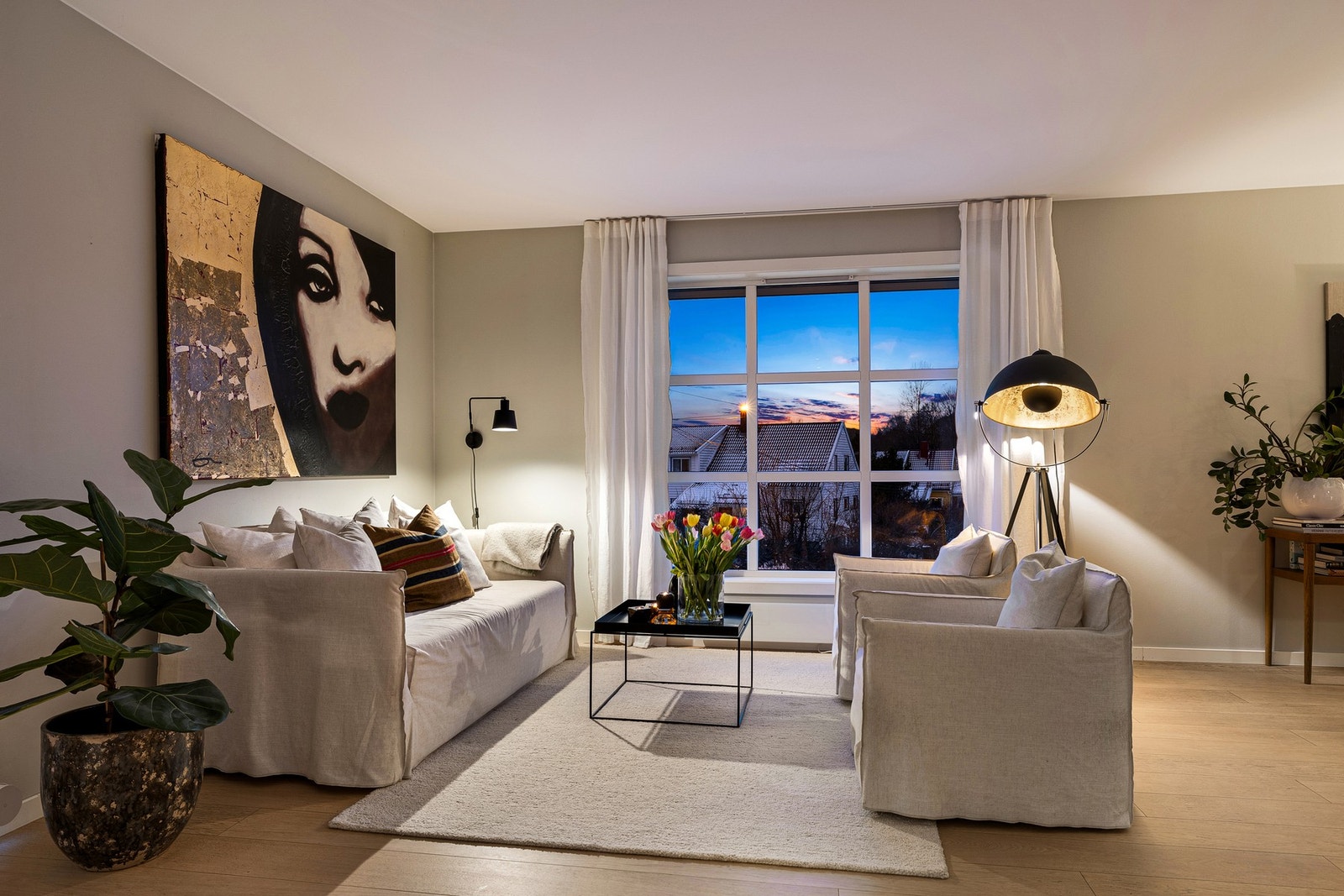 Sosialt oppholdsrom som egner seg godt til både rolige kvelder og sammenkomster Galleribilde