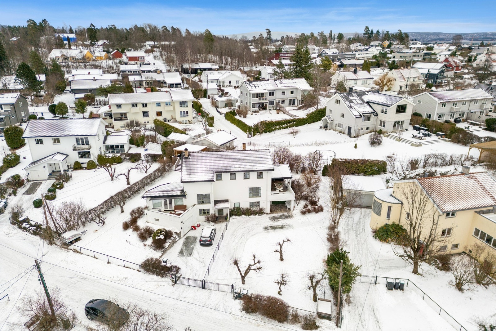 Tomten sørger for rikelig med sol og en luftig følelse i et veletablert villastrøk. Galleribilde