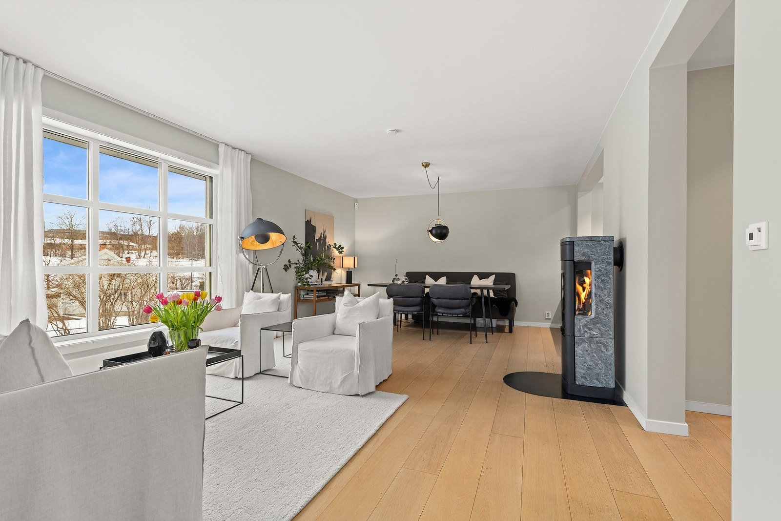 Stuen har gode møbleringsmuligheter og plass til både sofagruppe og spisebord. Galleribilde