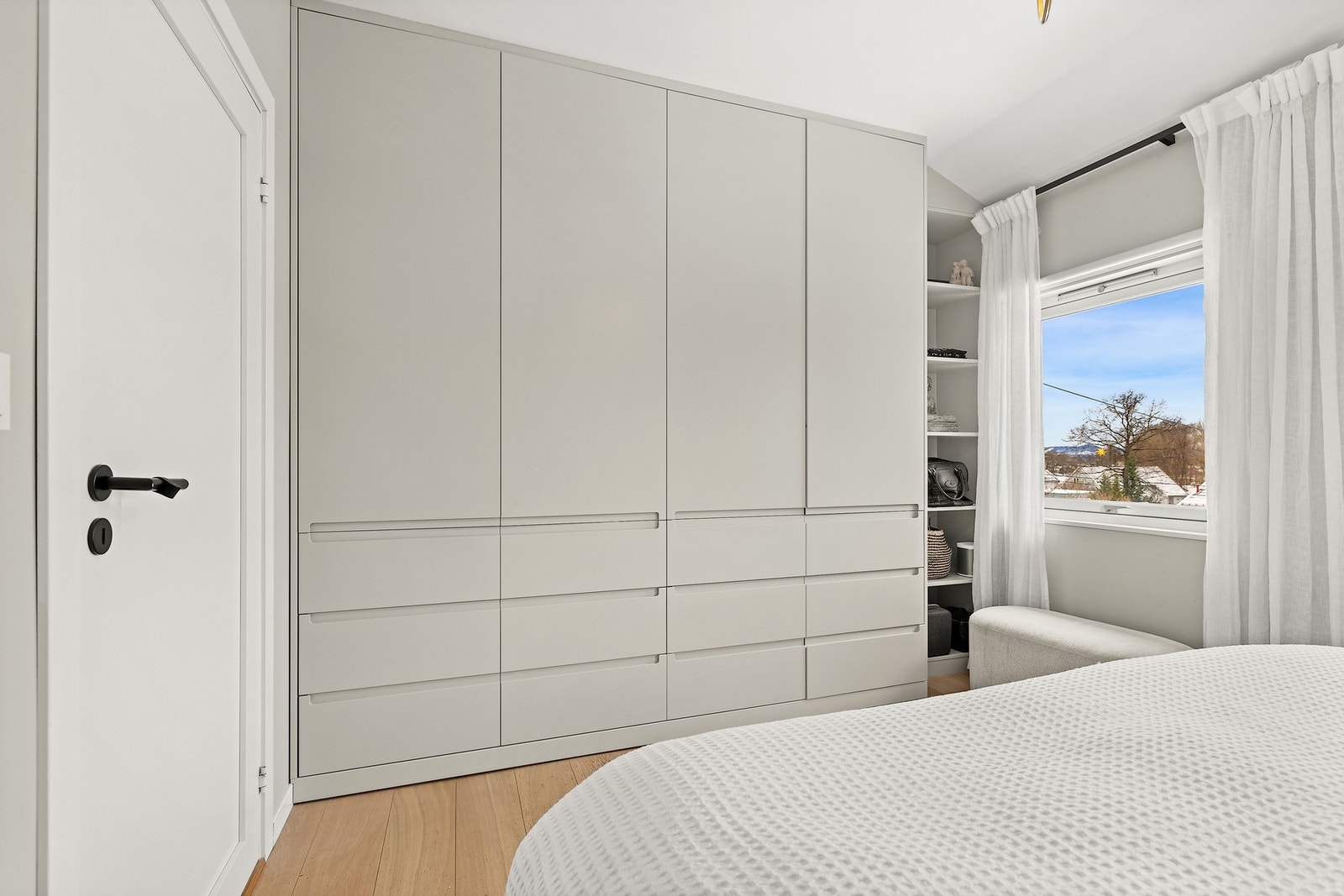 Plassbygget garderobeløsning gir rikelig med oppbevaringsplass. Galleribilde