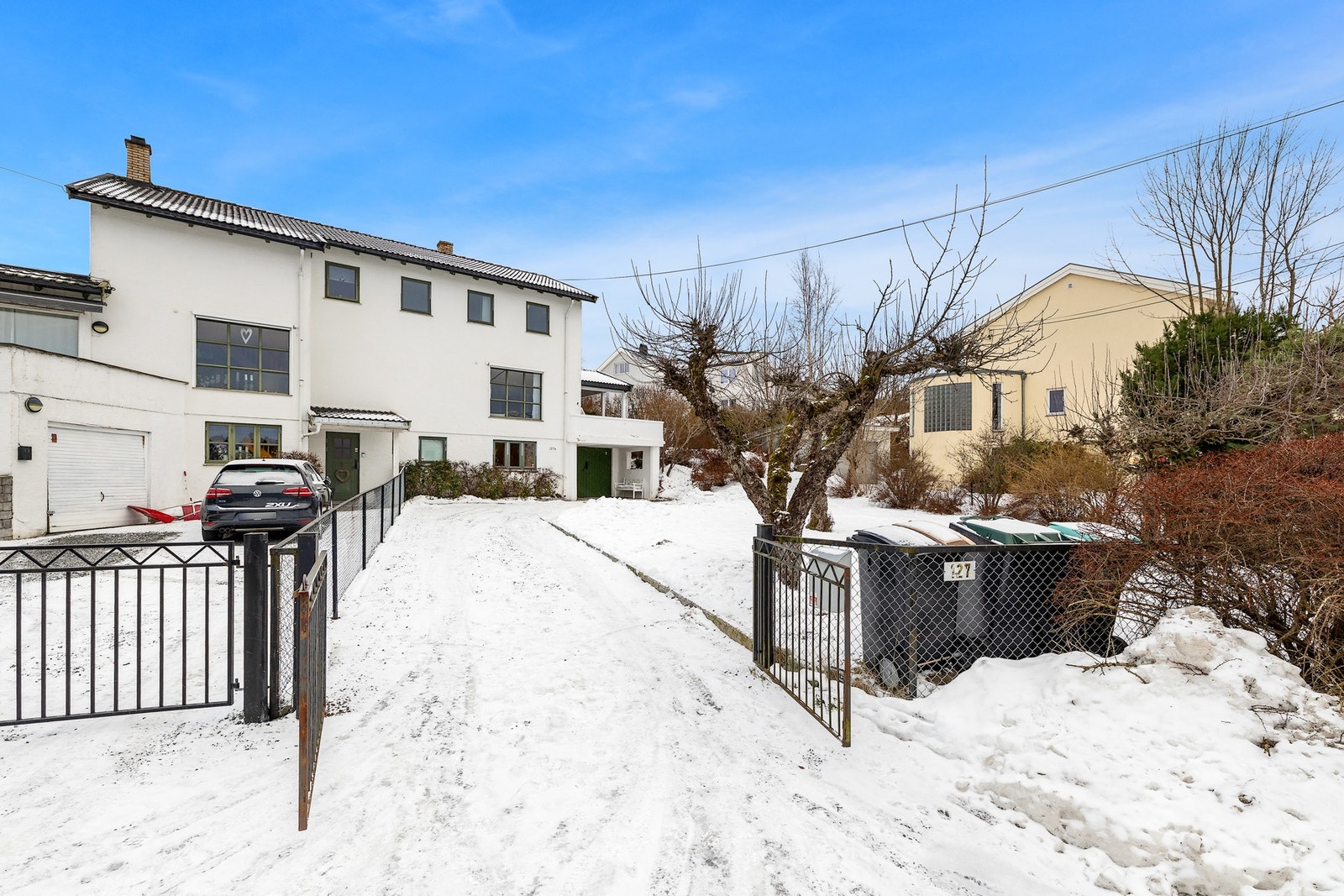 Boligen har en stor oppkjørsel og flotte hageområder i flere nivåer. Galleribilde