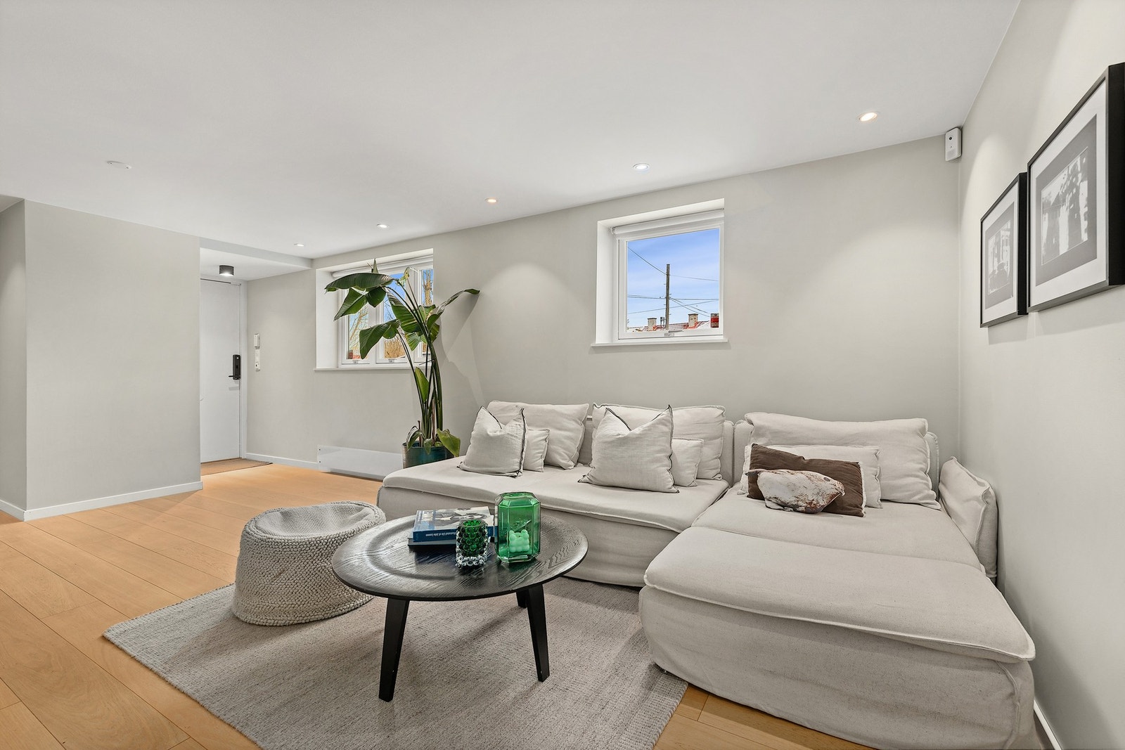 Praktisk underetasje med egen stue som supplement til hovedoppholdsrom Galleribilde