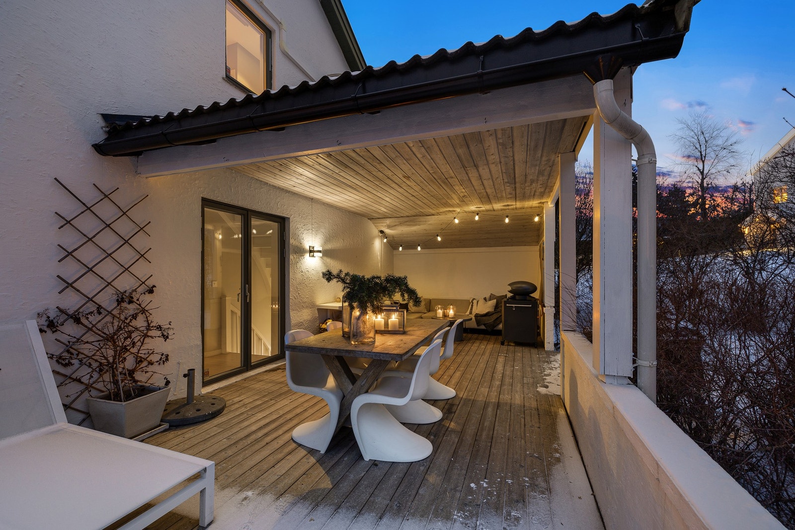 Her er det god plass til langbord og hyggelige måltider i dempet og rolig atmosfære Galleribilde