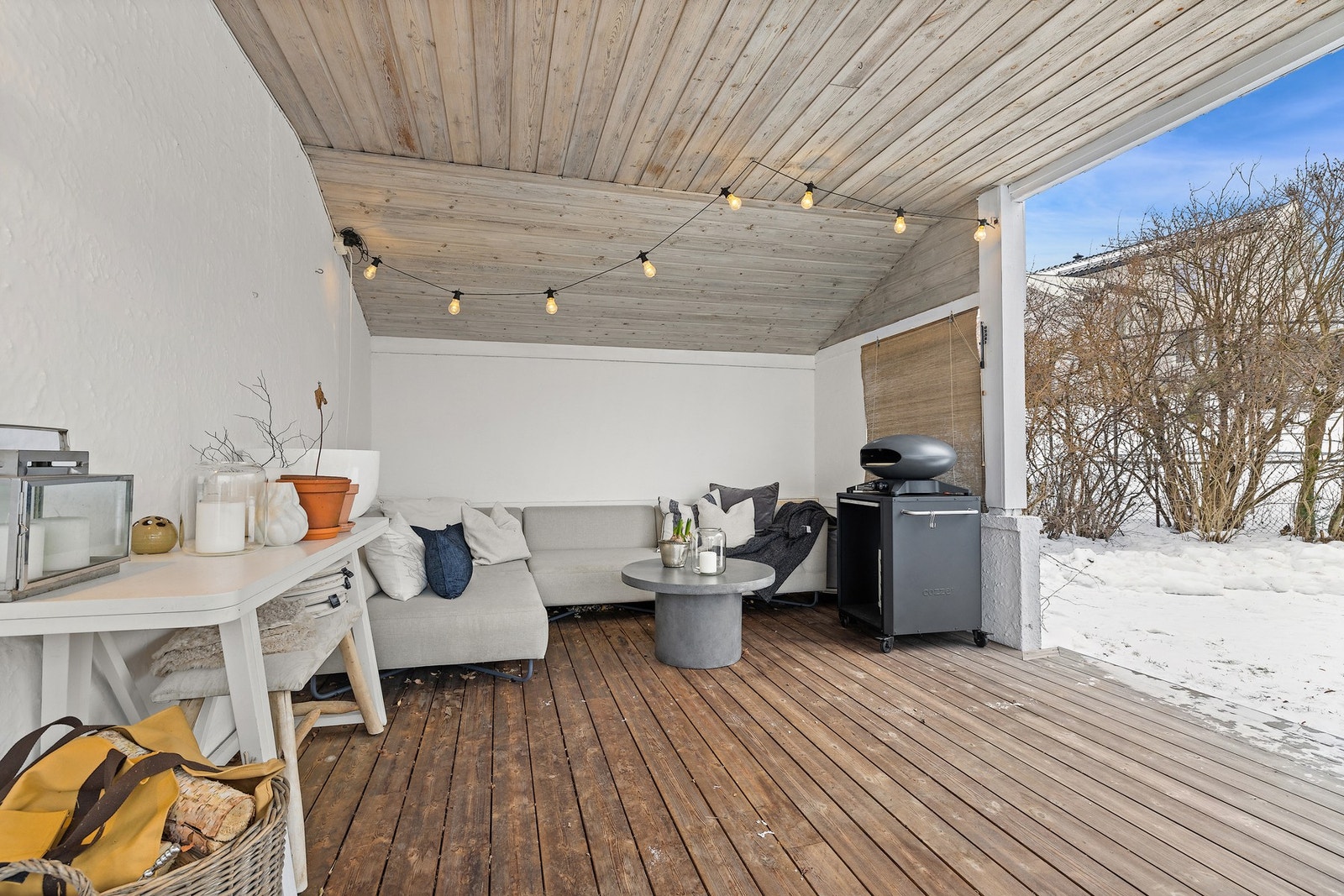 På terrassen er det etablert en egen lounge-sone for avslapning. Galleribilde