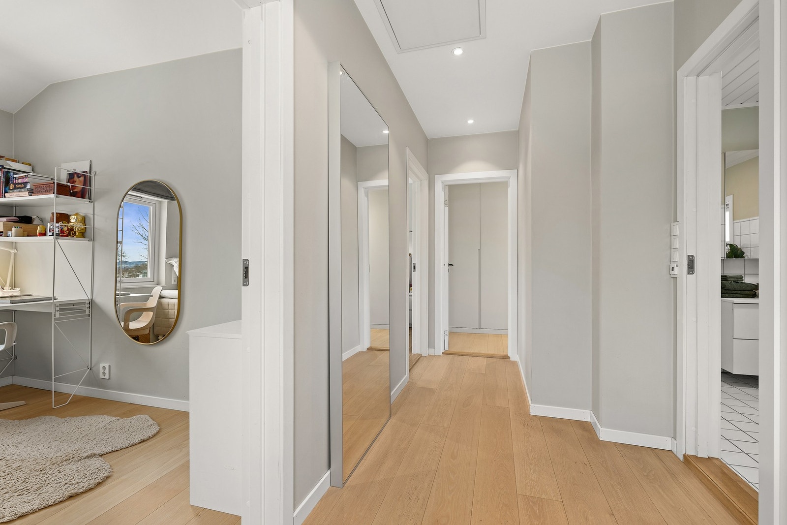 Funksjonell planløsning med tre soverom, bad, kott og tilgang til loft. Galleribilde