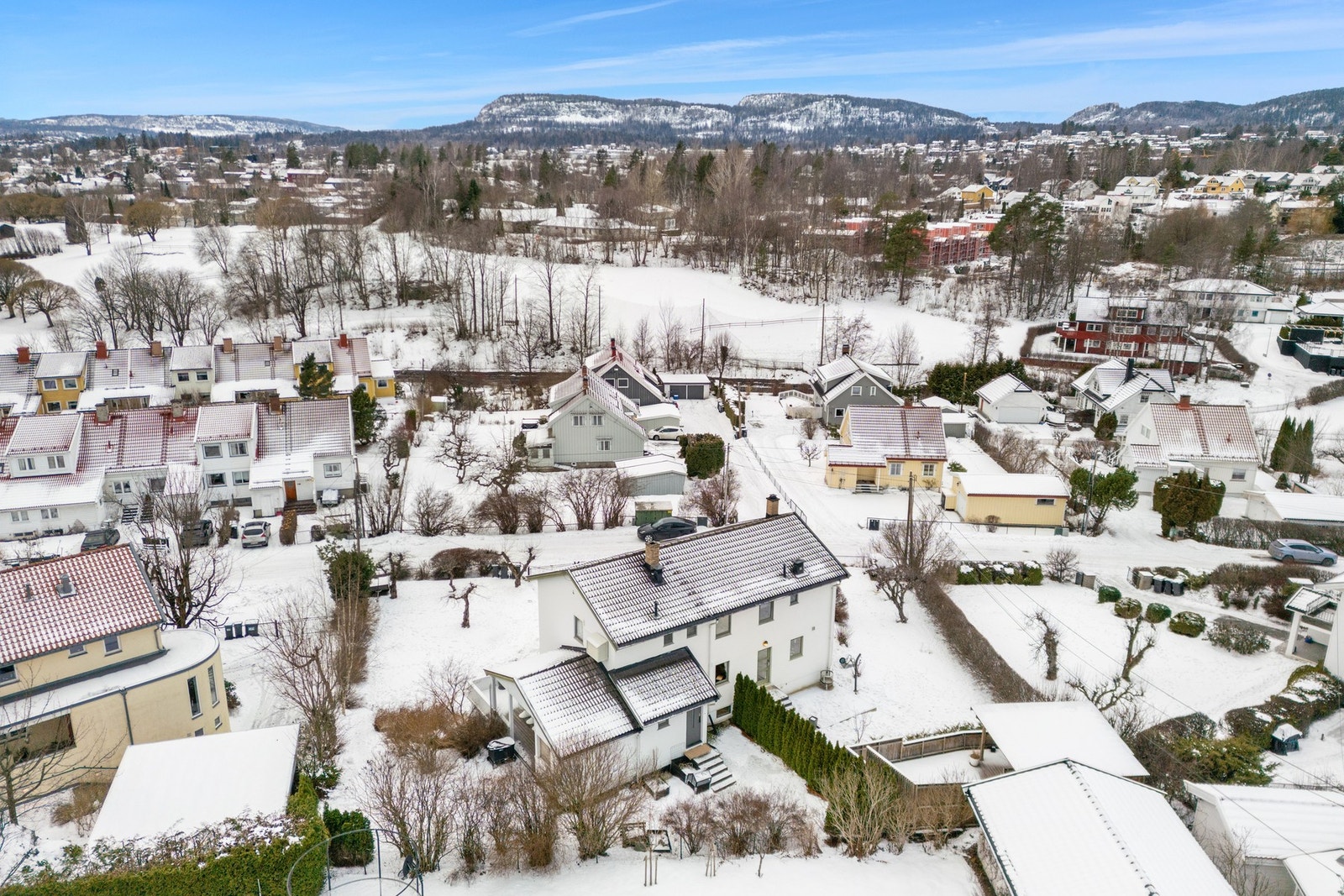 Fra boligen er det kort vei til natur- og rekreasjonsområder, med Ballerud golfbane som nærmeste nabo. Galleribilde