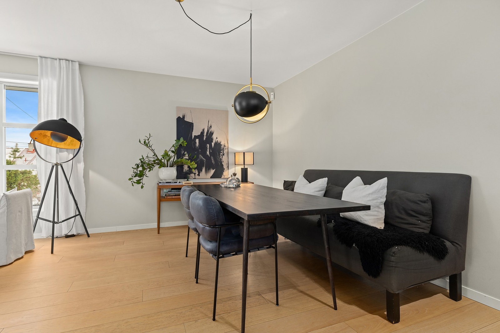 Riklig plass til større spisebord med plass til familie og gjester. Galleribilde