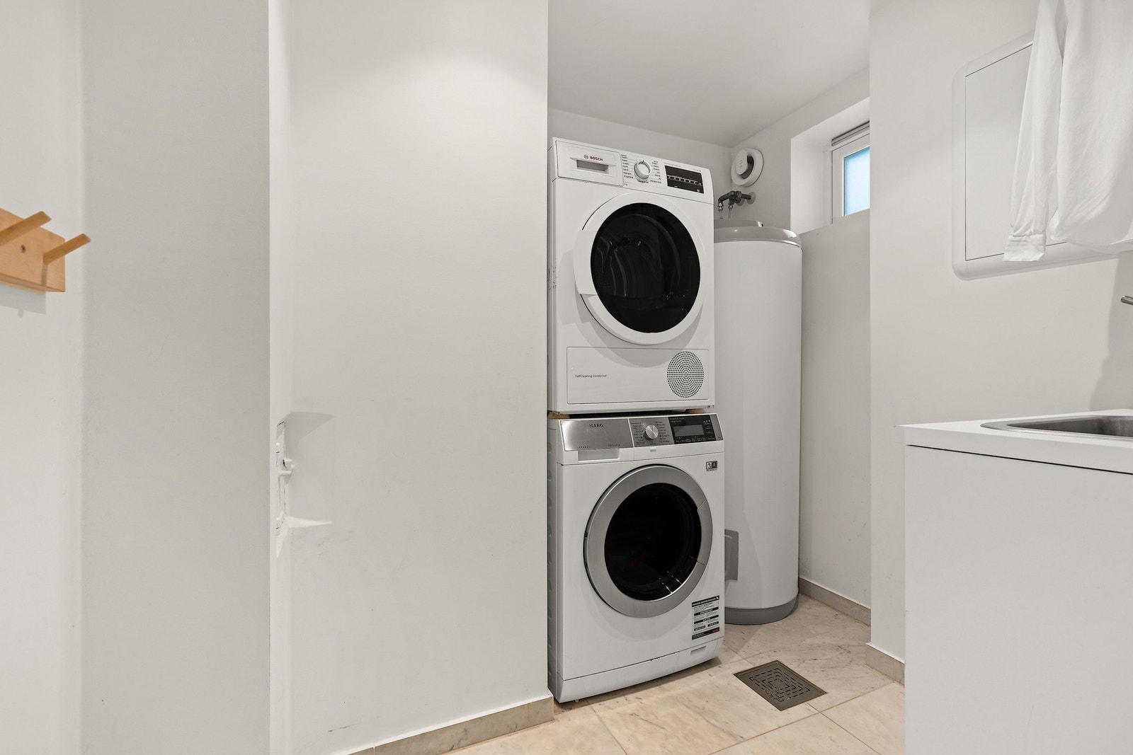 Tilknyttet trapperom er det etablert et moderne og romslig vaskerom med vask og tørkesøyle og utslagsvask. Galleribilde