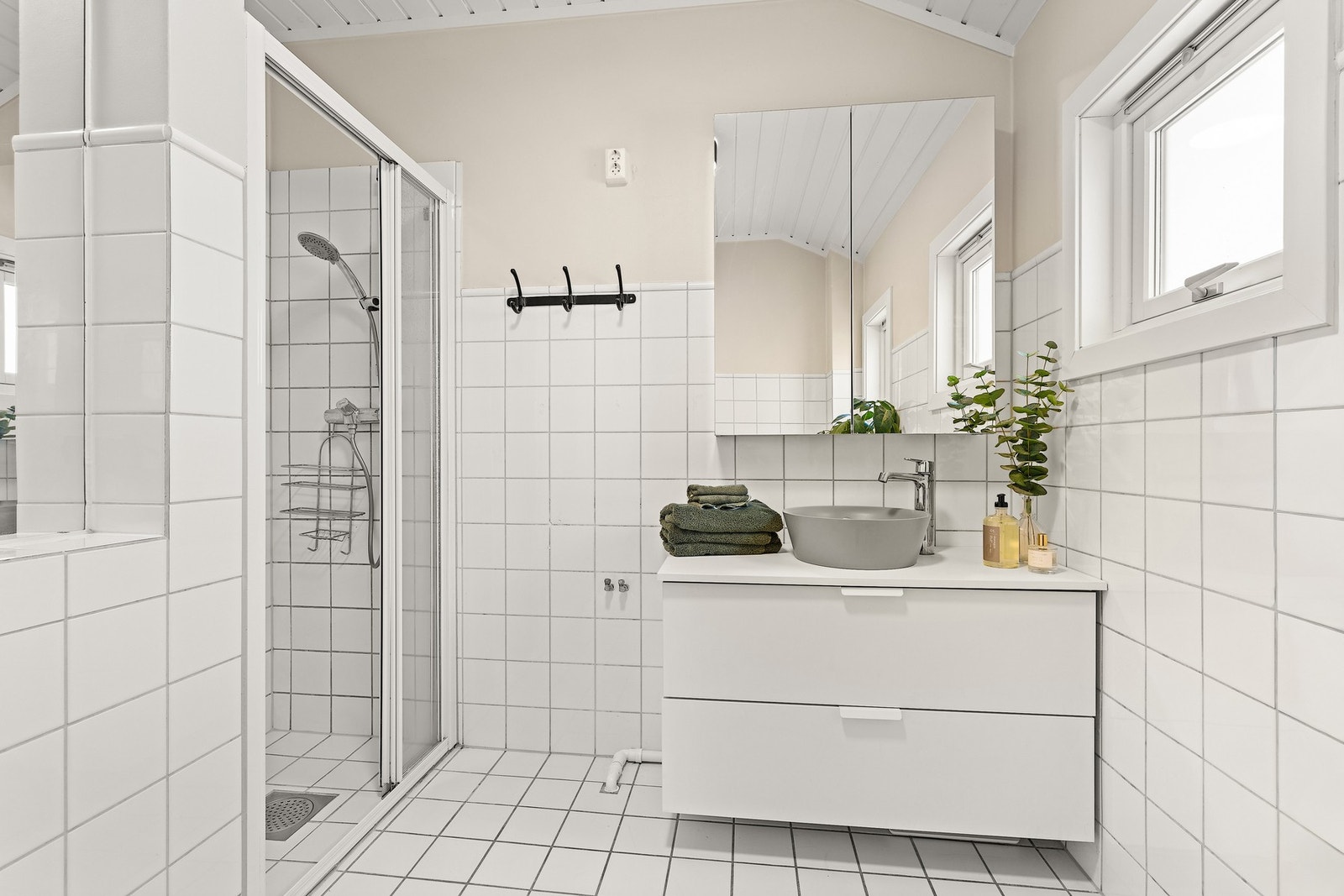 Romslog og lyst bad som er praktisk tilknyttet boligens soveromsavdeling. Galleribilde