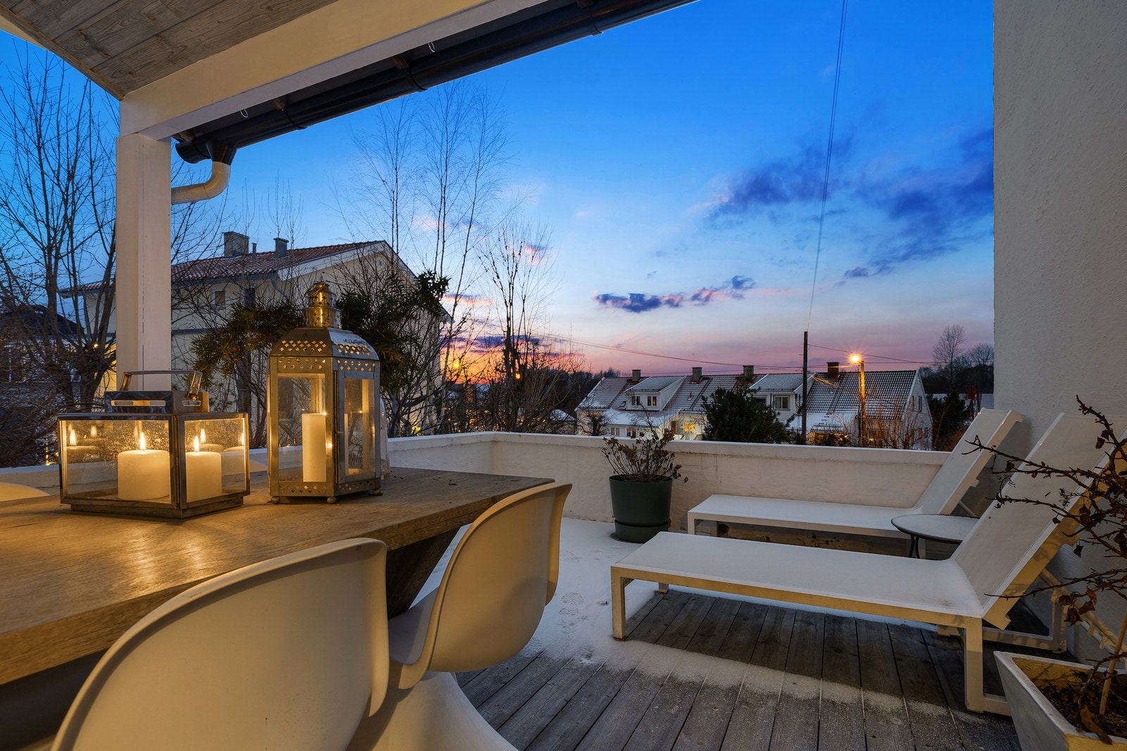 En stemningsfull og gjennomtenkt uteplass som kan nytes fra ettermiddag til sen kveld Galleribilde