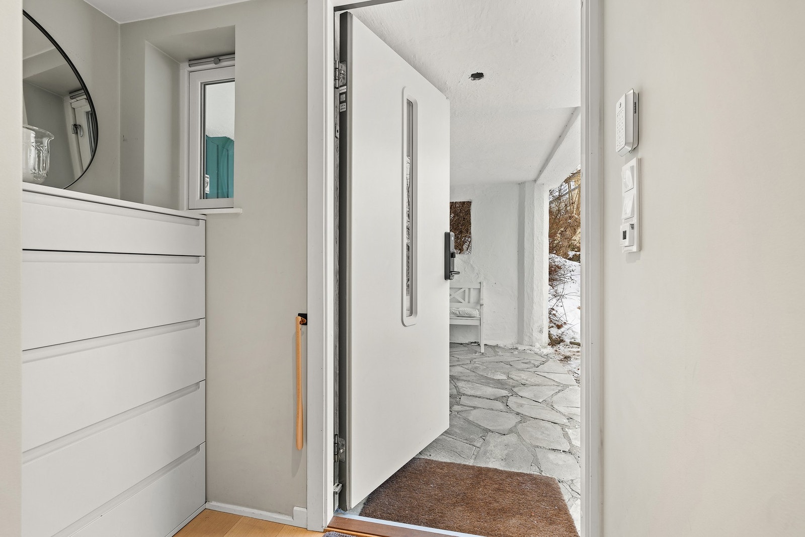 Overbygget innganget inngangsparti i underetasje - Velkommen hjem! Galleribilde