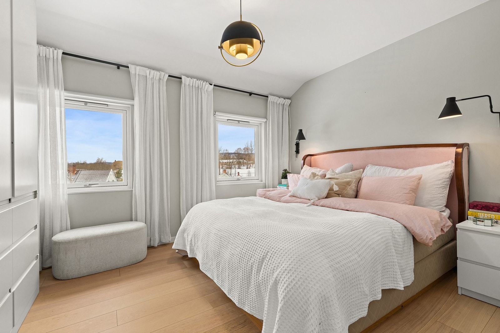 Lyst og romslig hovedsoverom med behagelig atmosfære. Galleribilde