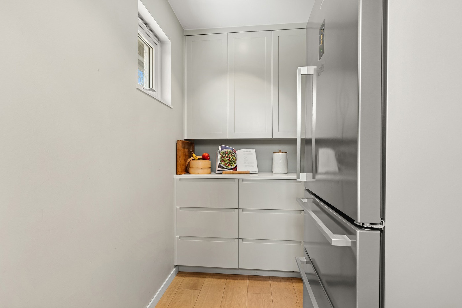 I tilknytning til kjøkkenet finner du et praktisk grovkjøkken med egen utgang til hagen. Galleribilde