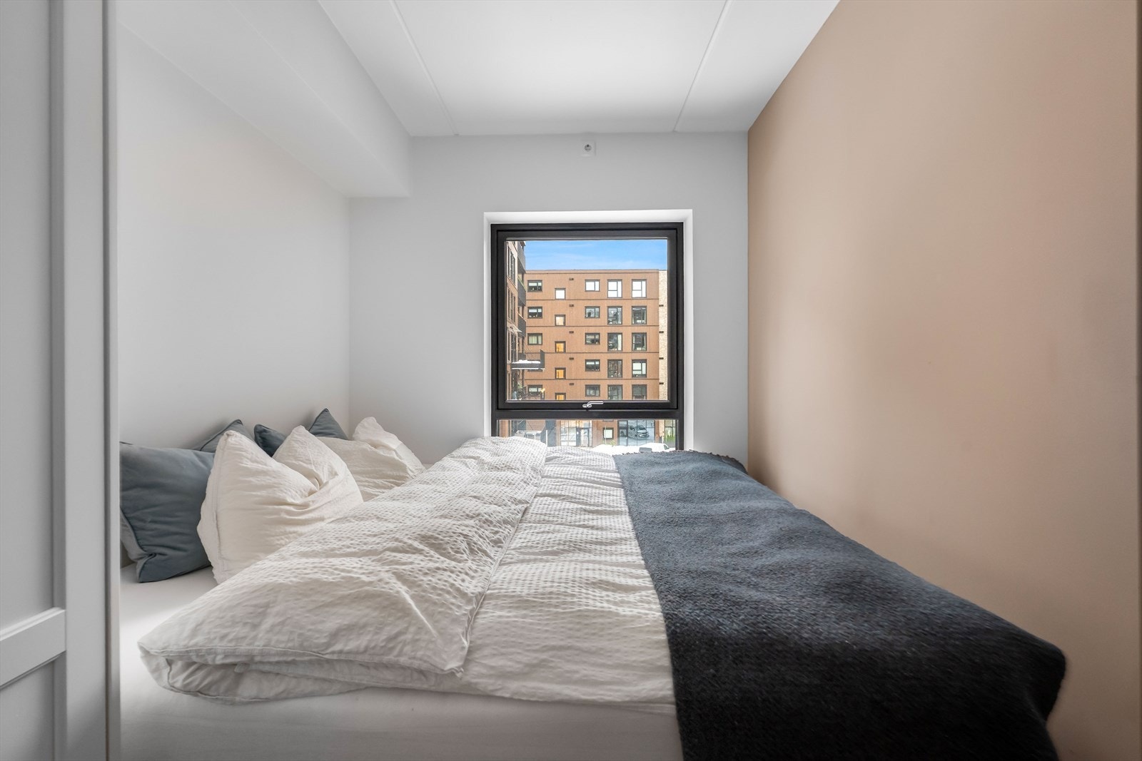 Malt i moderne farger som gir rommet en behagelig atmosfære. Galleribilde