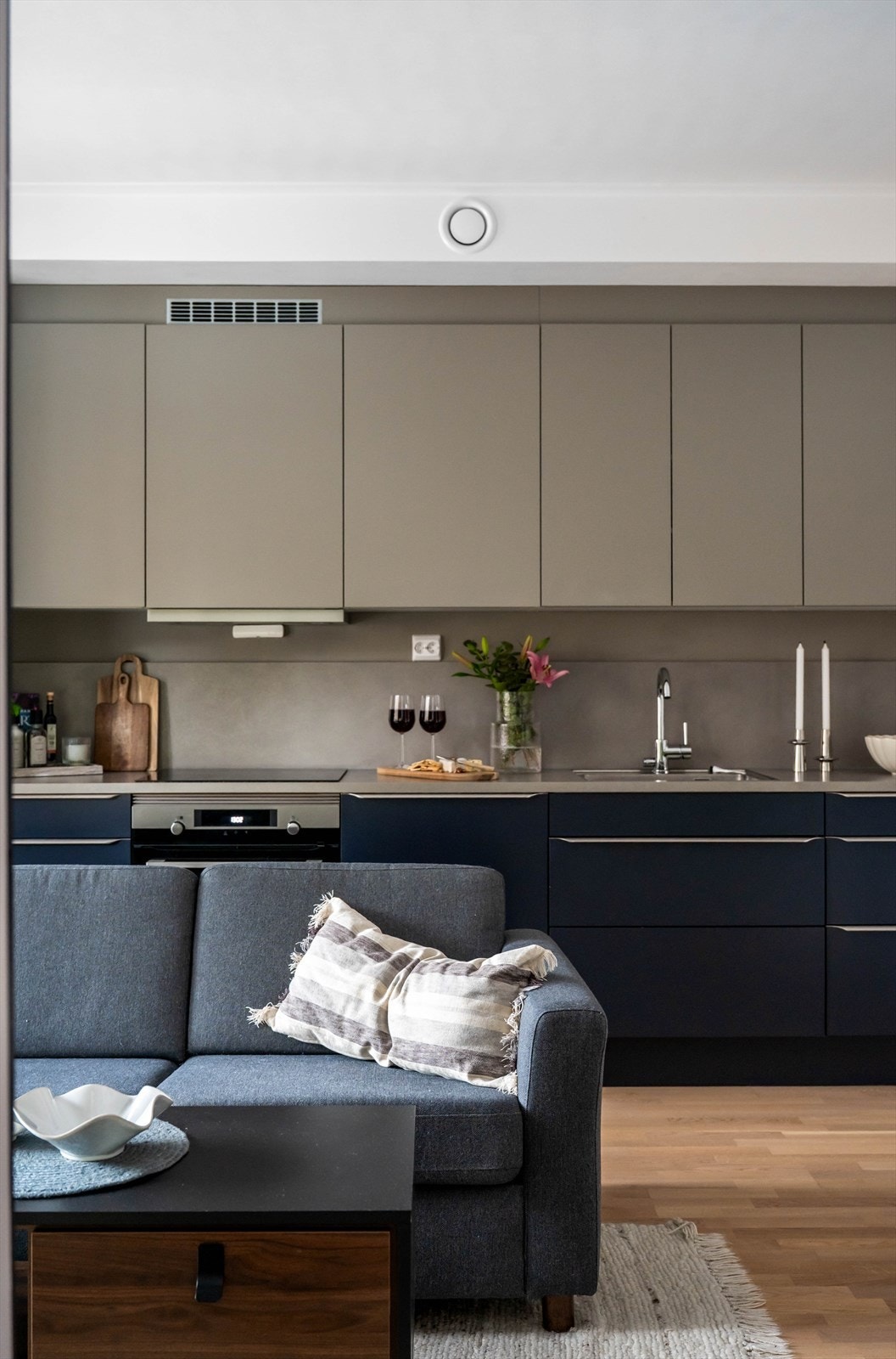 Kjøkkenet er moderne og stilrent, med glatte fronter og laminert benkeplate. Fliser over benken gir et rent og helhetlig uttrykk. Galleribilde