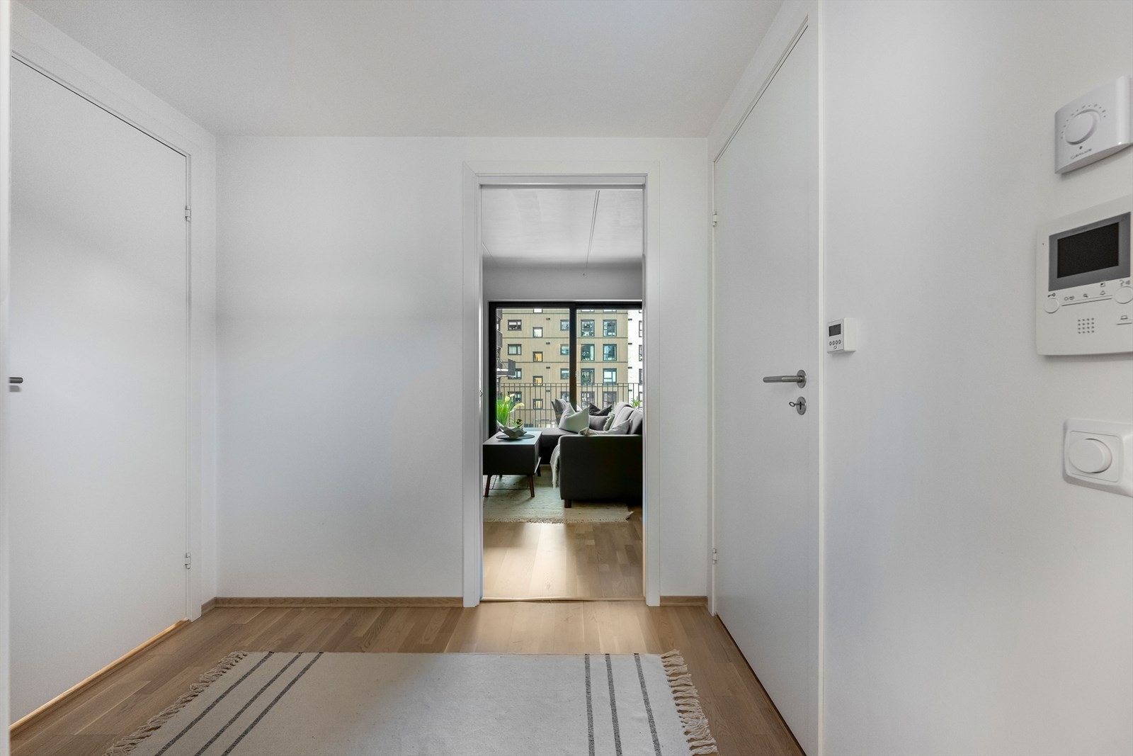 Parkettgulvet gir et naturlig preg til entréen, med videre tilgang til åpen stue/ kjøkkenløsning. Galleribilde