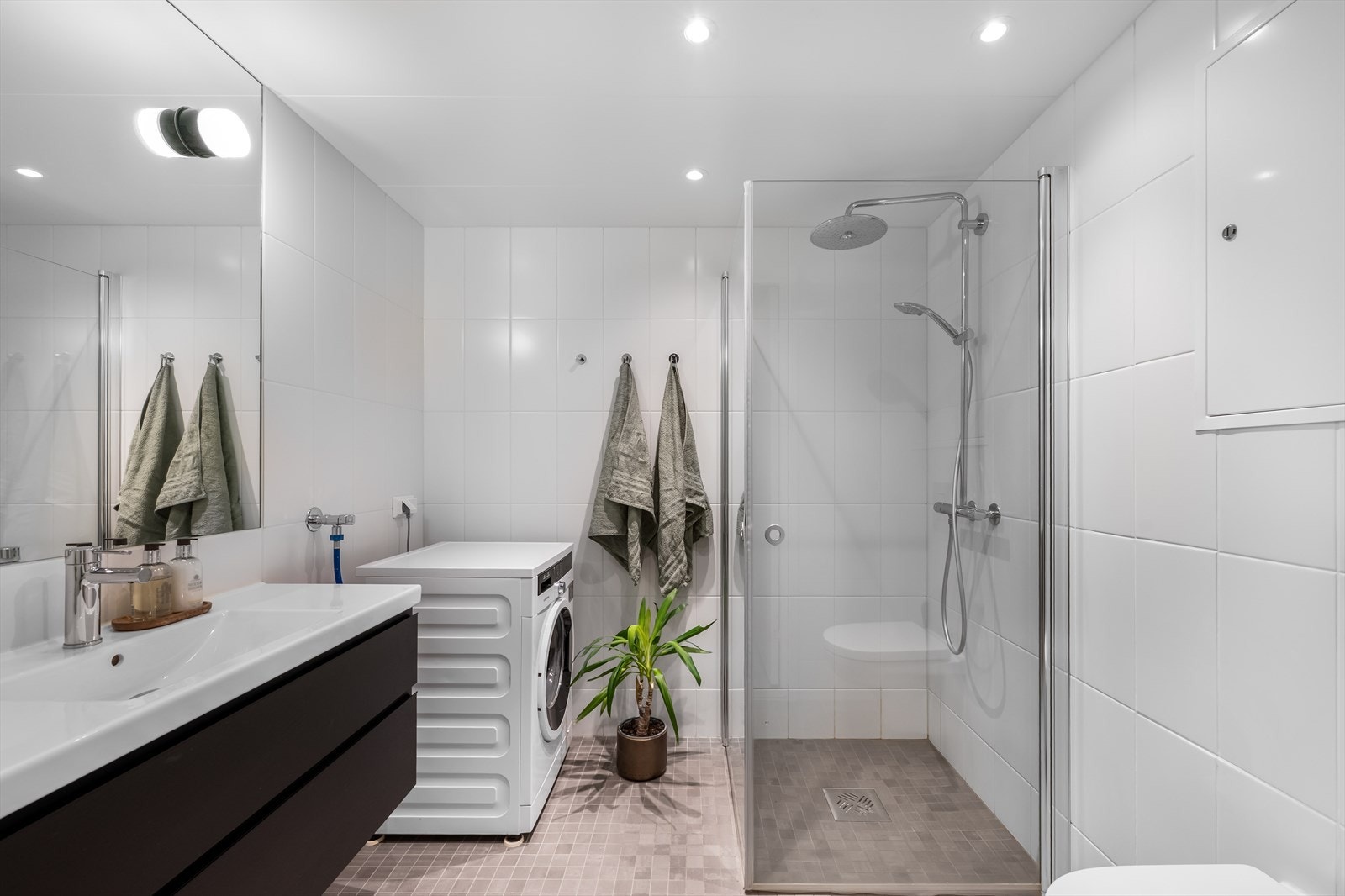 Flislagte vegger og gulv kombinert med vannbåren gulvvarme skaper et behagelig og komfortabelt bademiljø. Galleribilde