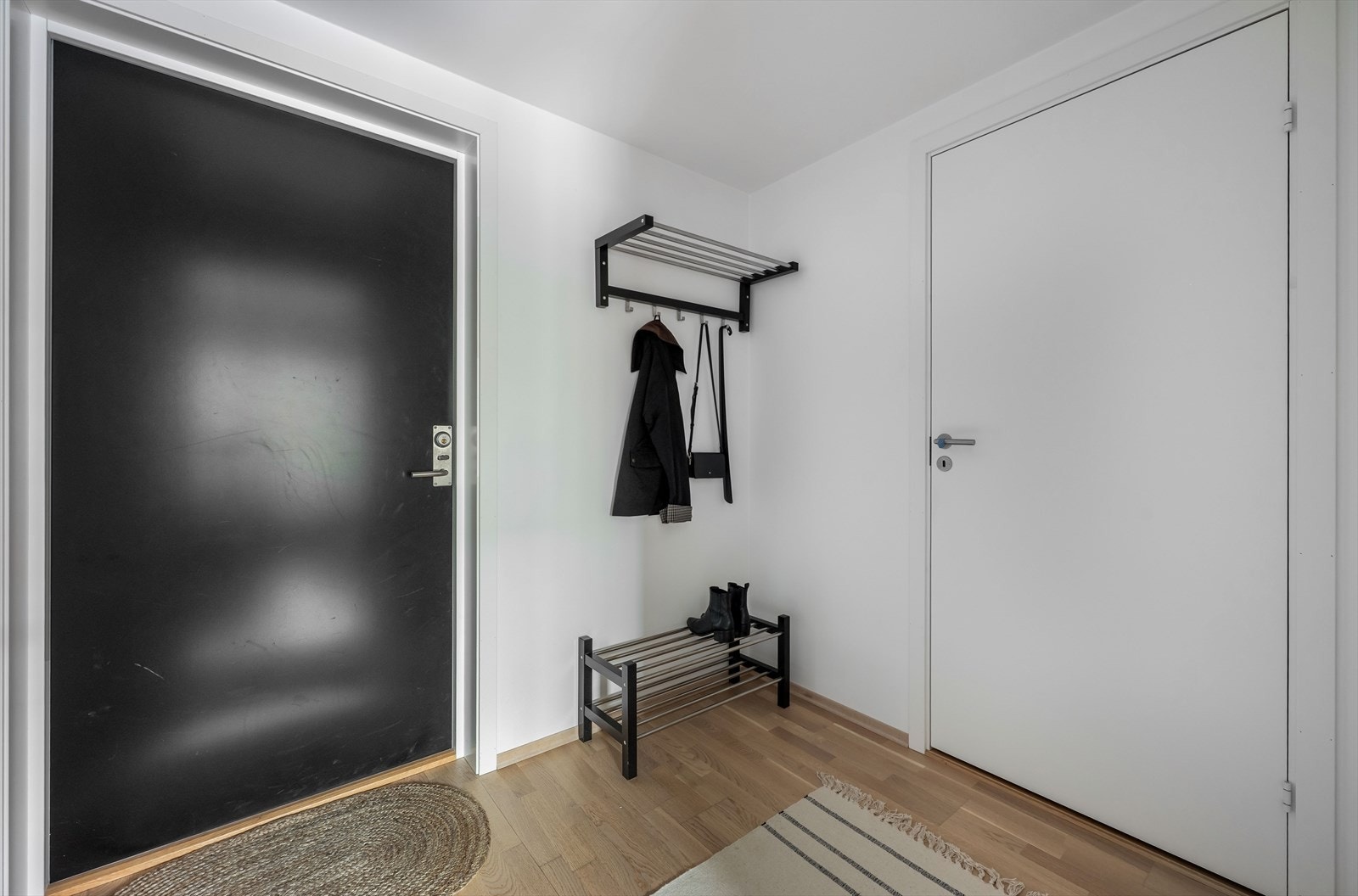 Fra entréen er det tilkomst til innvendig bod. Galleribilde