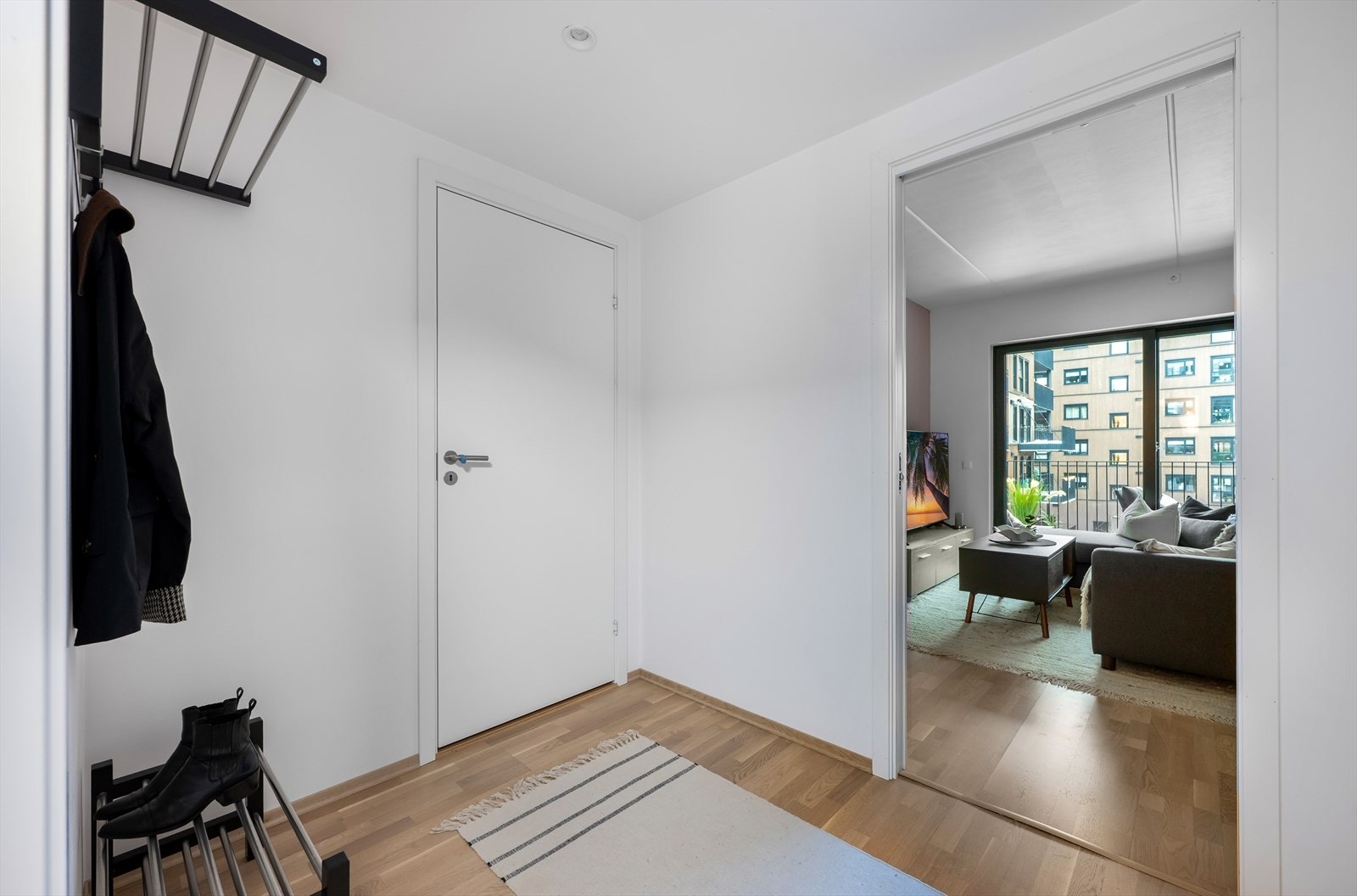 Det er gode muligheter for garderobeløsning i entréen etter ønske. Galleribilde