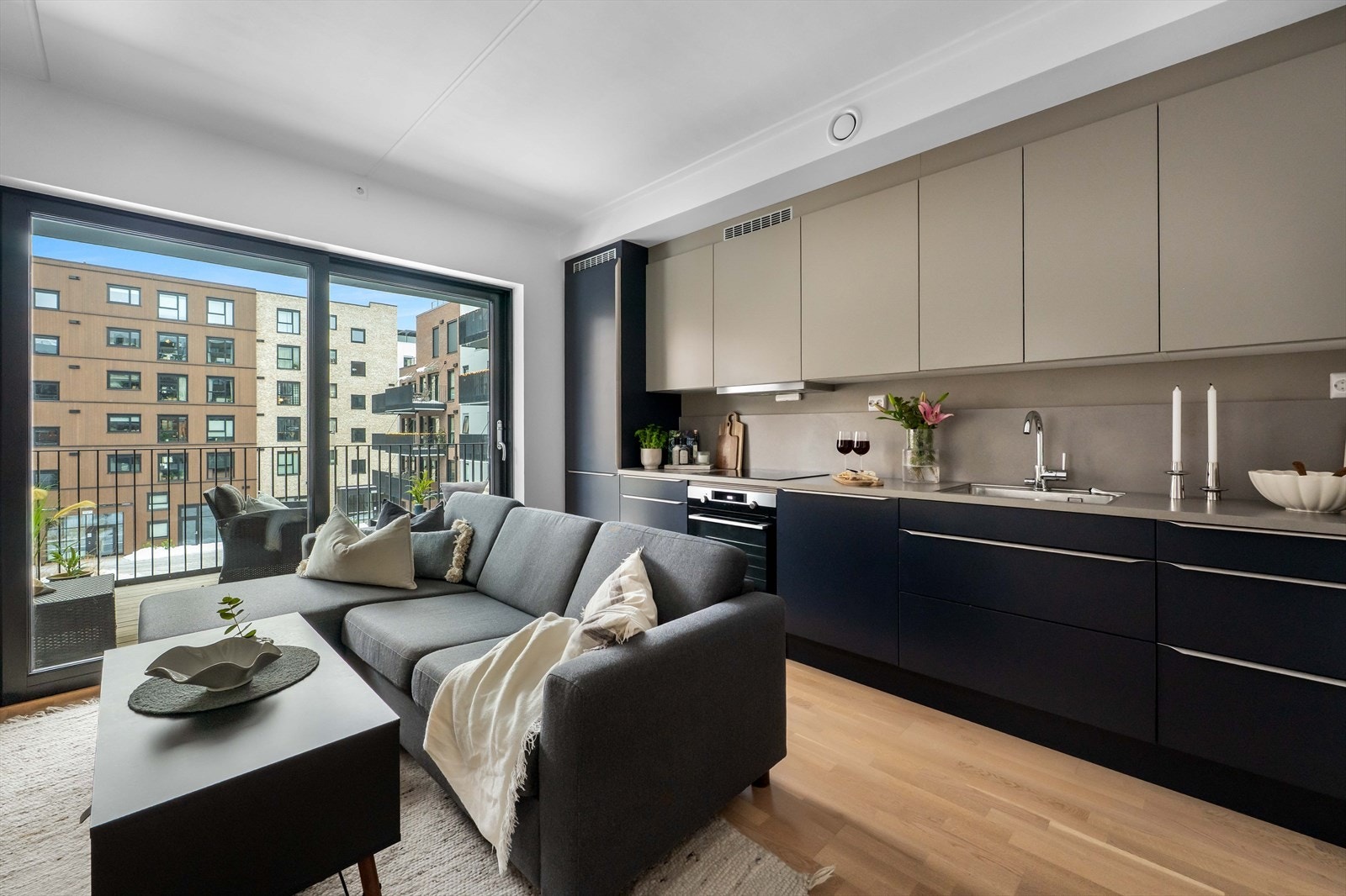 Leiligheten er oppført i 2021 og har moderne kvaliteter. Balansert ventilasjon i boligen sikrer godt inneklima og energieffektivitet. Fra stue/ kjøkken er det utgang til en balkong på ca. 9 kvm. Galleribilde