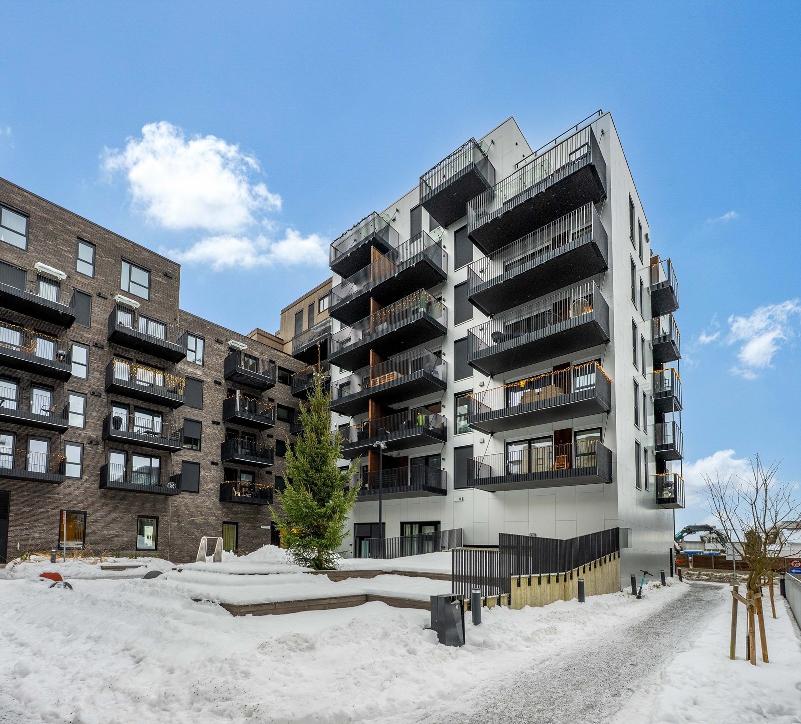 Leilighetskomplekset har en stilfull arkitektur med flere balkonger og ligger i et attraktivt område. Galleribilde