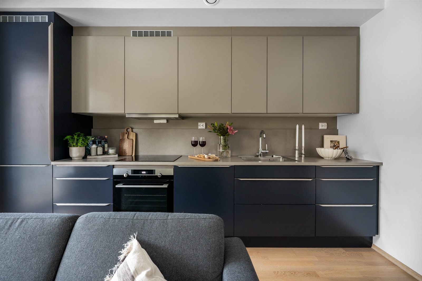 Her er det godt med skap, skuffer og arbeidsflate for kokkelering av utsøkte måltider. Galleribilde