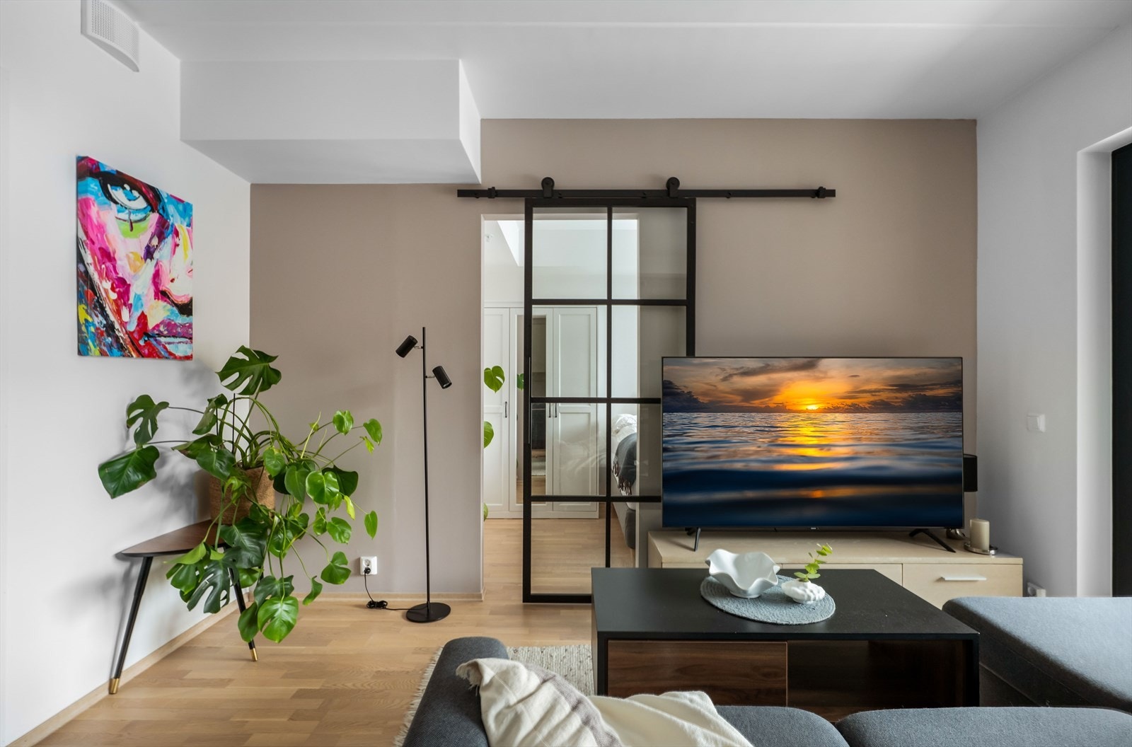 Skyvedør mellom stue og soverom - plassbesparende og kul effekt. Galleribilde