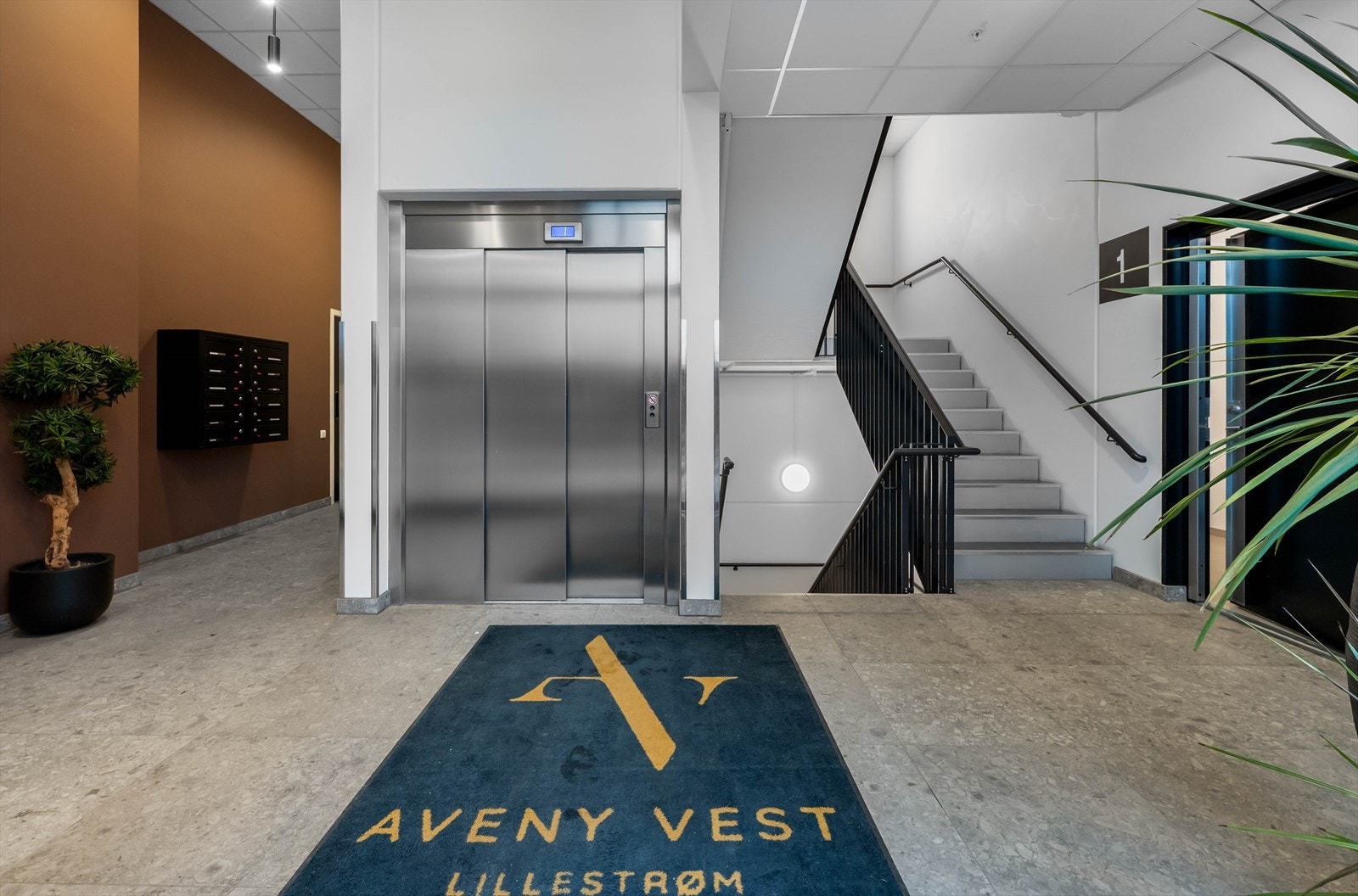 Heis gir enkel tilgang til alle etasjer, inkludert kjellerboden som også har heisforbindelse. Det flislagte gulvet sørger for et robust og vedlikeholdsvennlig inngangsparti. Galleribilde