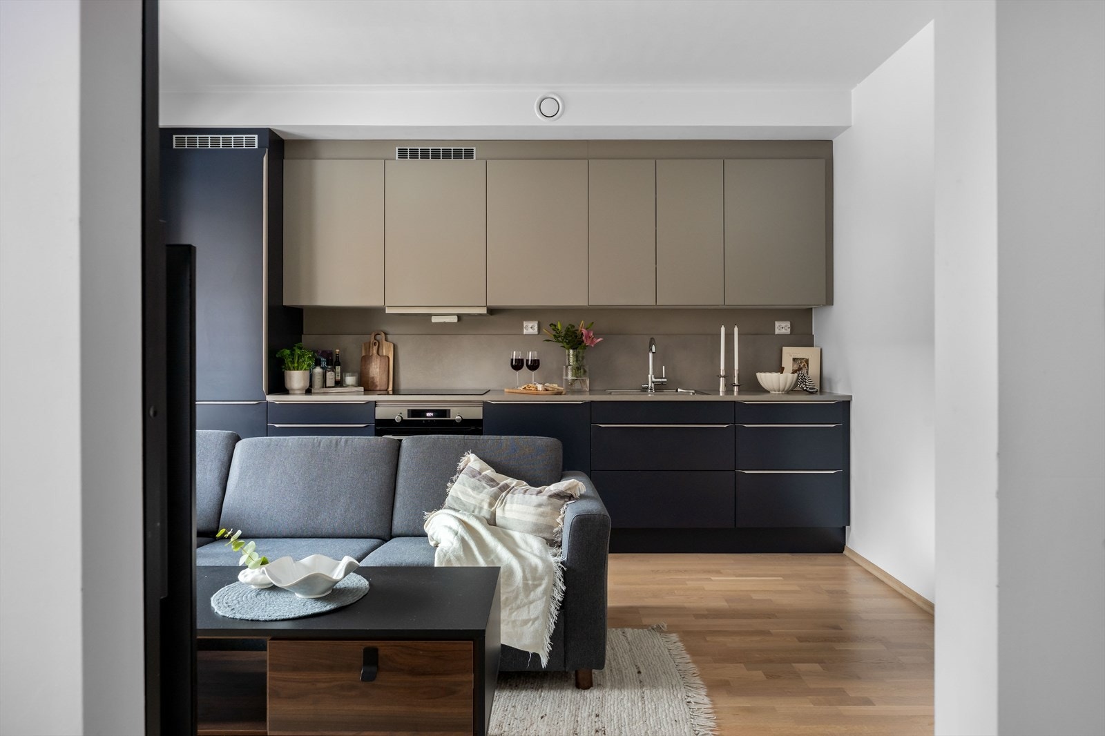 Kjøkkenet er utstyrt med integrerte hvitevarer, inkludert kjøleskap/fryser og oppvaskmaskin. Galleribilde