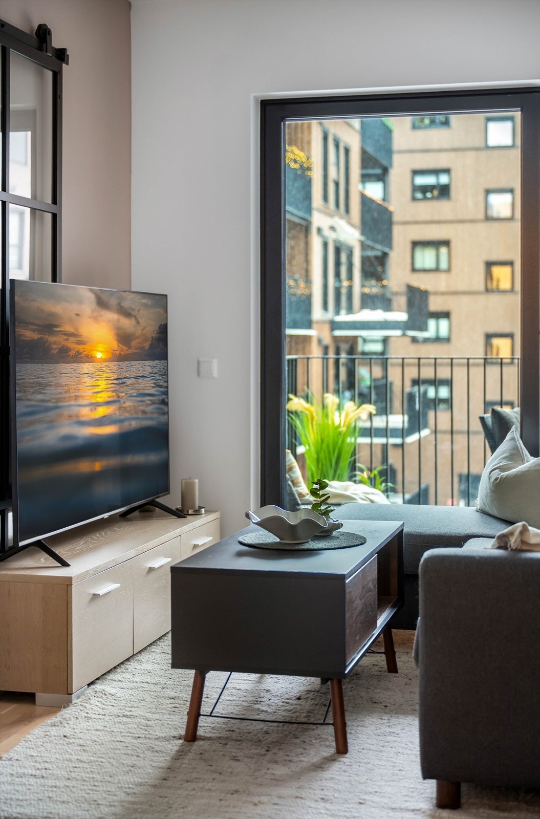 Store vinduer i stuen gir godt lysinnslipp. Galleribilde