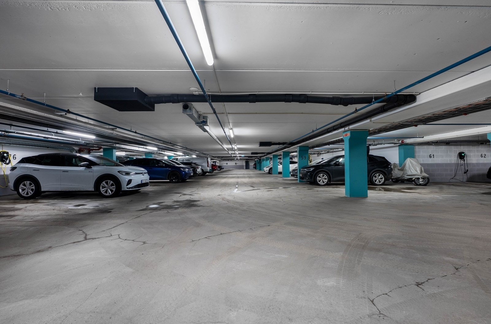 Det medfølger ikke parkeringsplass, men det er mulighet for leie via app, både korttid og langtid. Galleribilde