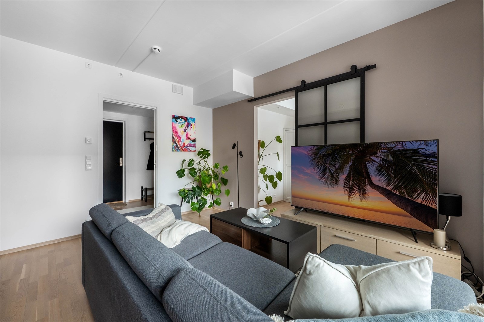 En flott og iøynefallende skyvedør i stuen gir praktisk og enkel adkomst til soverommet, og bidrar samtidig til en fleksibel og smart romløsning. Galleribilde