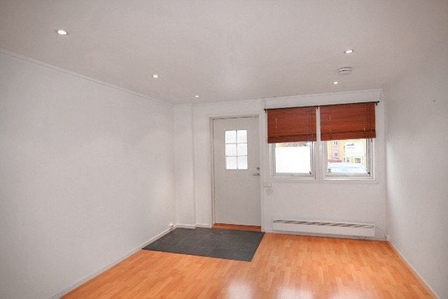 Inngang til leiligheten. Flislagt gulv på innsiden. Galleribilde