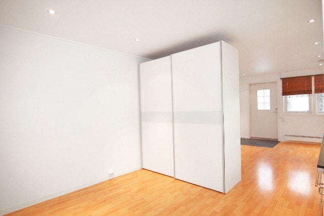 Åpent stue- og kjøkkenområdet. Garderobeskapet kan flyttes på for å skape ulike soner. Galleribilde