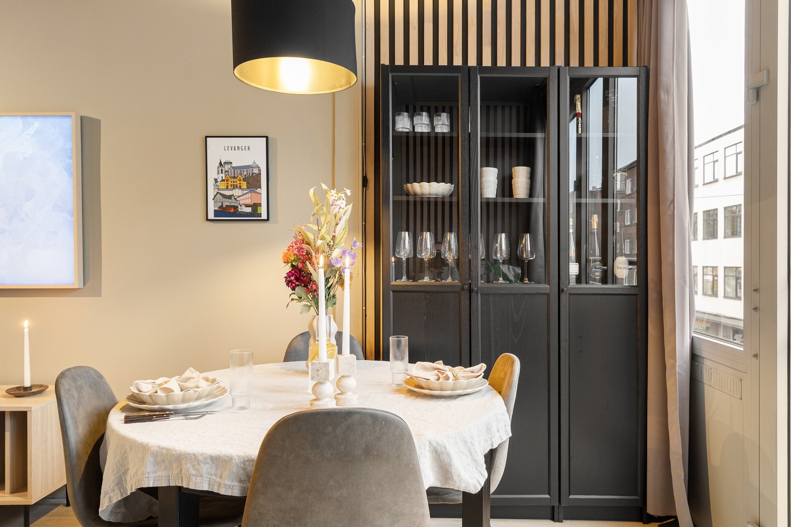 Rommet fungerer som boligens naturlige samlingspunkt og egner seg godt både til hverdagsbruk og sosiale anledninger. Galleribilde