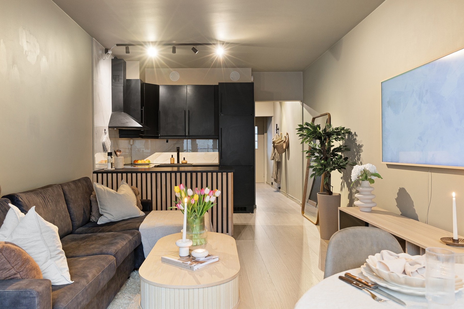 Dette er en bolig som passer både for førstegangskjøpere og for deg som ønsker en sentral og lettstelt leilighet med alt i nærheten. Galleribilde