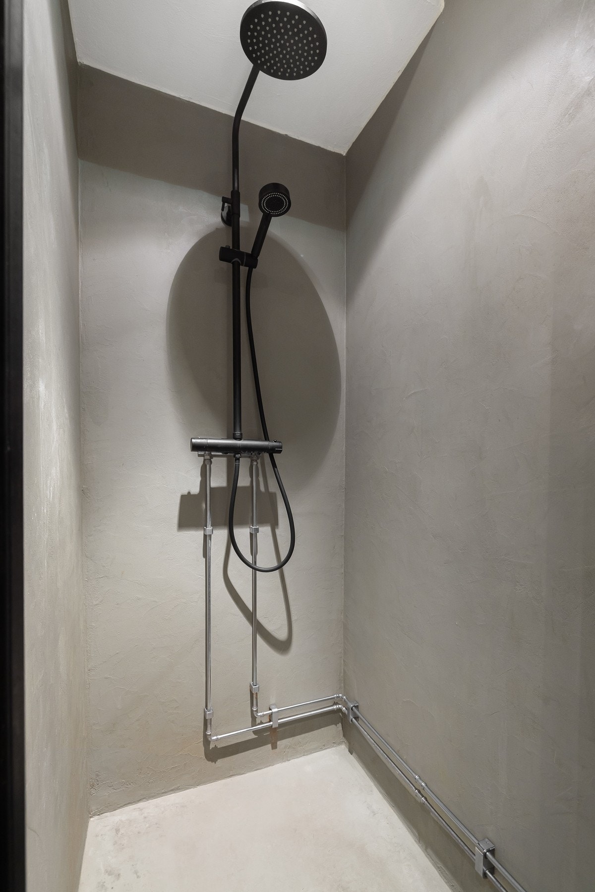 Downlights i himling gir god belysning, og rommet oppleves som både funksjonelt og tidsriktig. Galleribilde